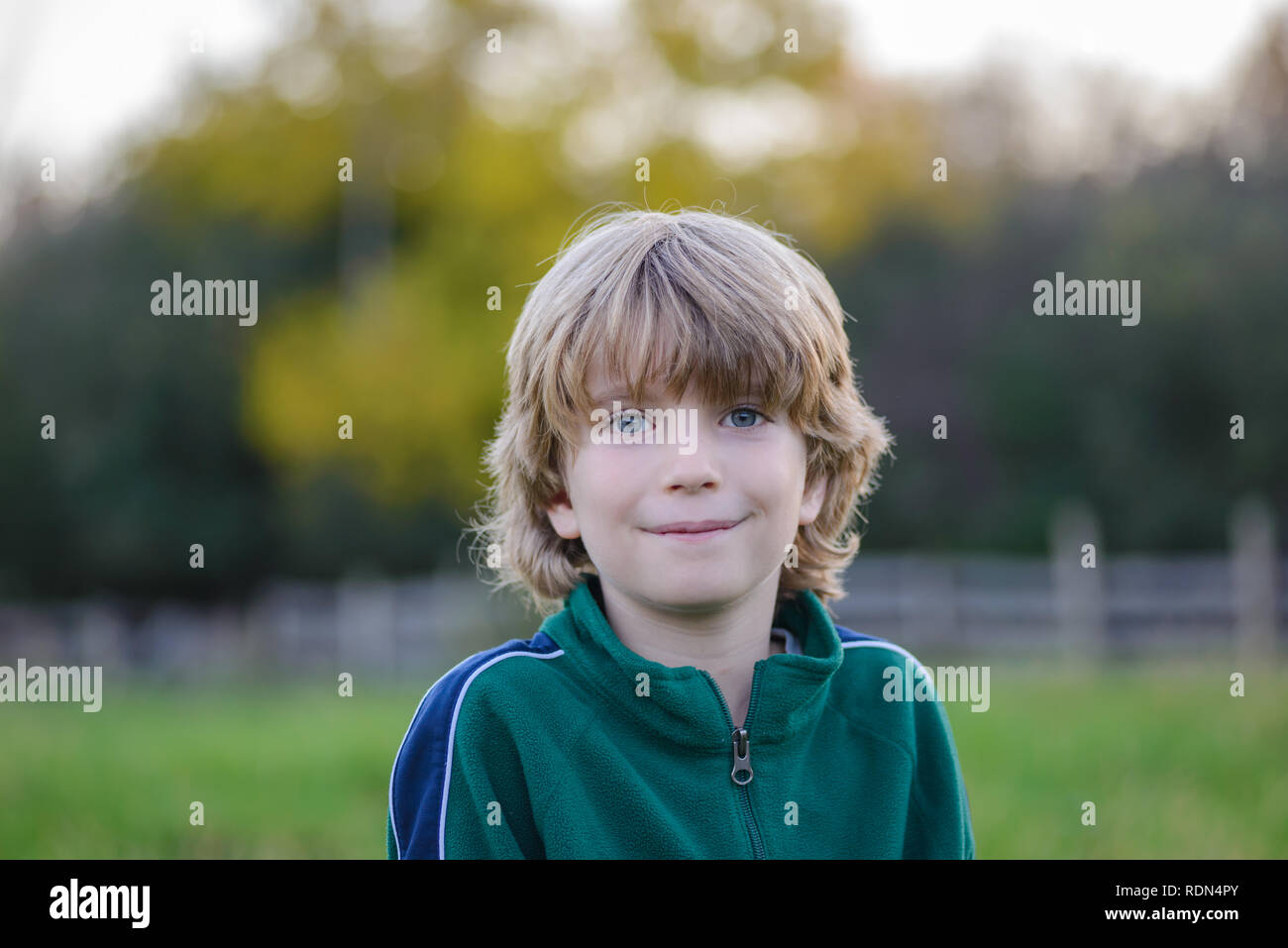 Porträt eines lächelnden Jungen mit einem unscharfen Hintergrund Stockfoto