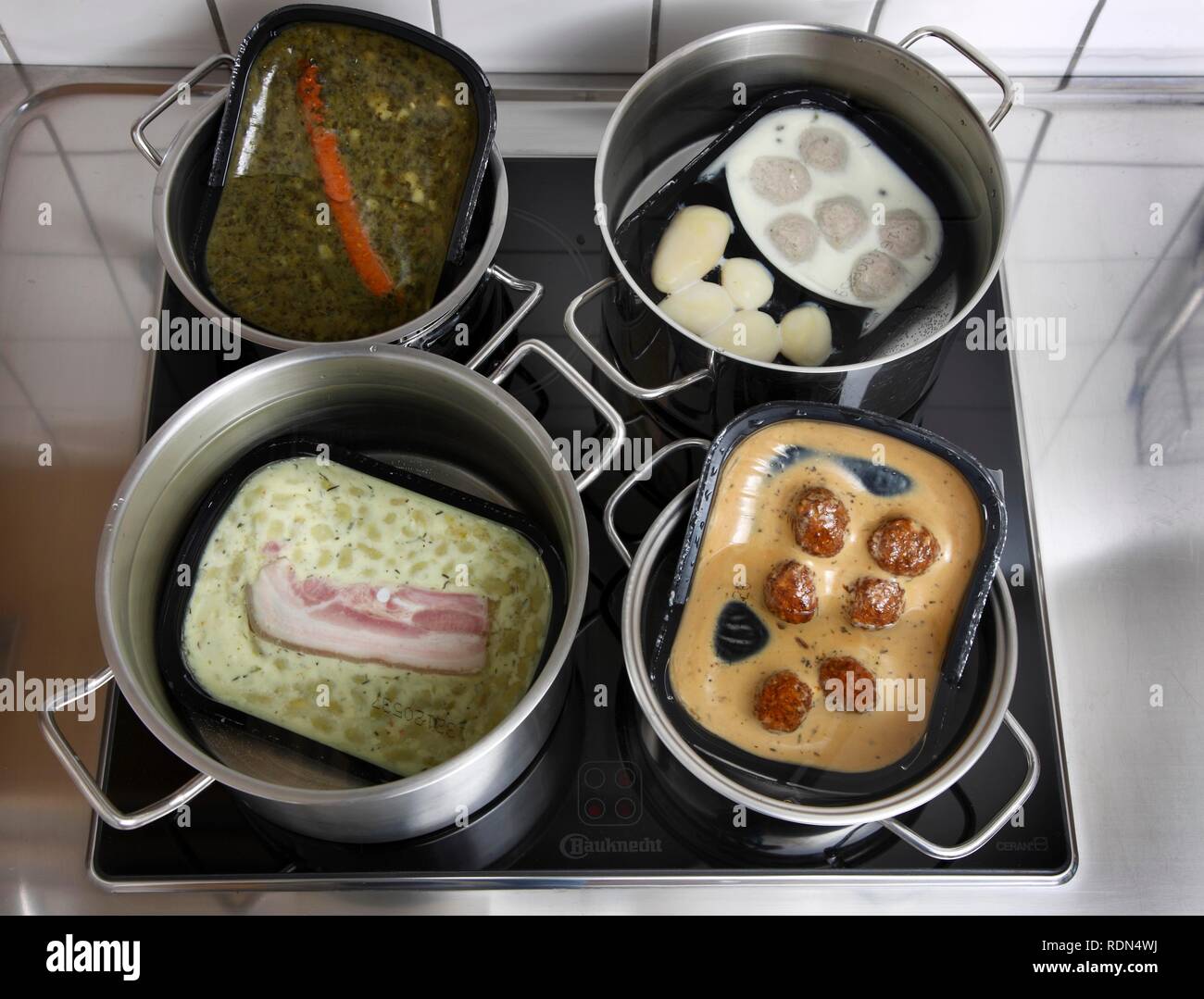 Heizung zubereitete Mahlzeiten in einem Wasserbad Stockfoto