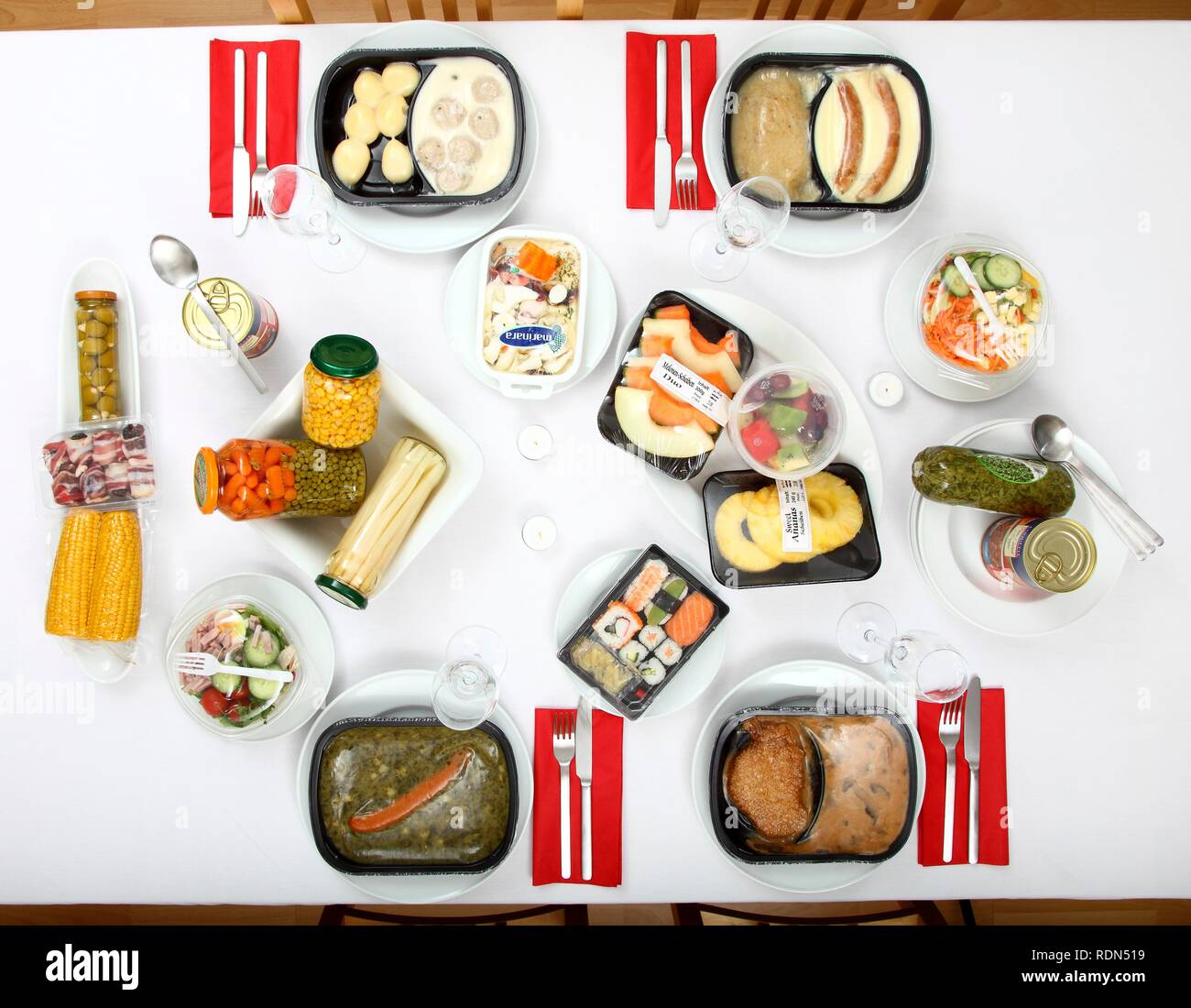 Esstisch, mit zubereitete Mahlzeiten Stockfoto