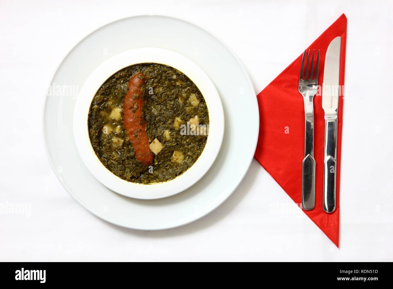 Grünkohl mit geräucherter Wurst, vorbereitete Speisen, serviert auf einem Teller, in der Originalverpackung Stockfoto