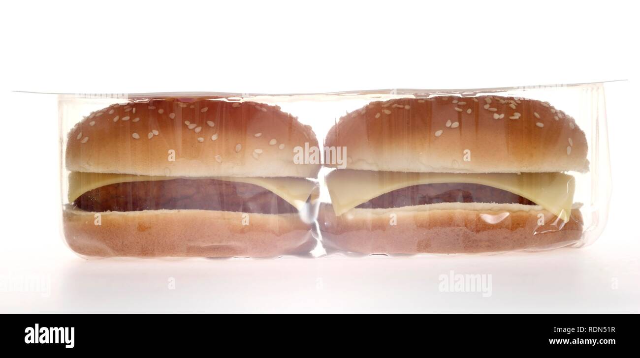 Hamburger, Cheeseburger, in klaren Verpackungen aus Kunststoff Stockfoto