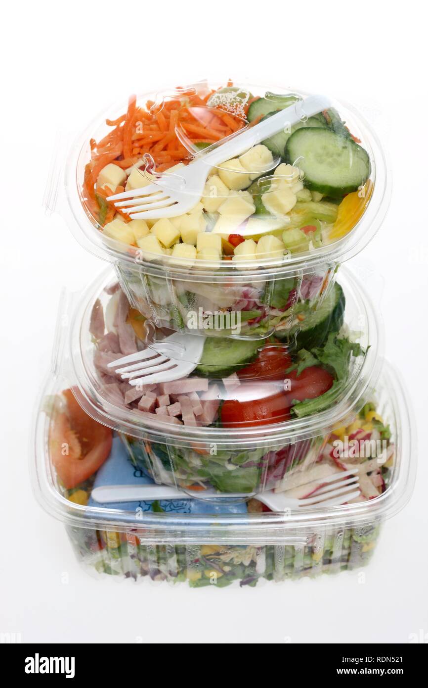 Verschiedene Salate, verpackt, die für den sofortigen Verzehr Stockfoto