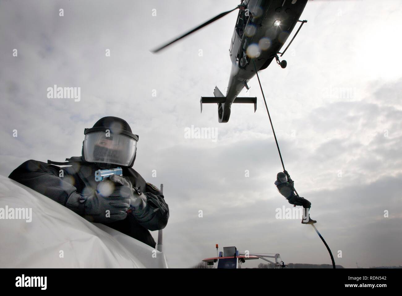 Spezialeinheit der Probe, die den Zugriff auf ein Passagierschiff auf dem Rhein, Nordrhein-Westfalen Stockfoto