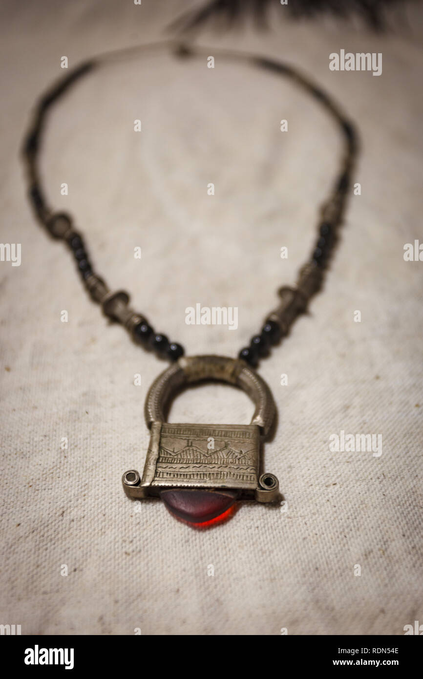 Berber und Tuareg Halskette aus Metall im Museum angezeigt Stockfoto