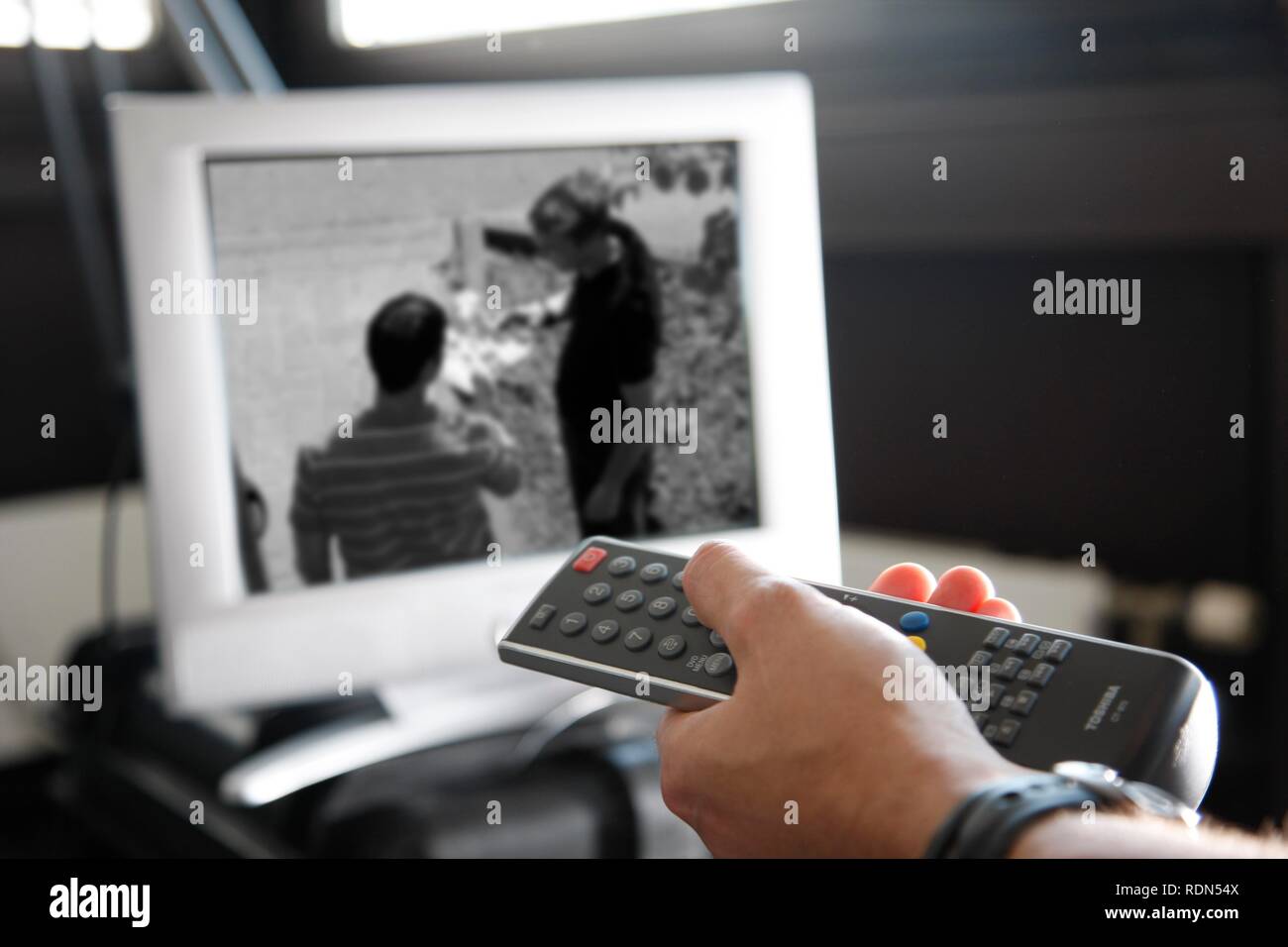 Mitglieder der technischen Arbeitsgruppe der Spezialeinheit der Polizei mittels einer Videokamera, die für die Überwachung, Geld die Übertragung zwischen zwei Stockfoto