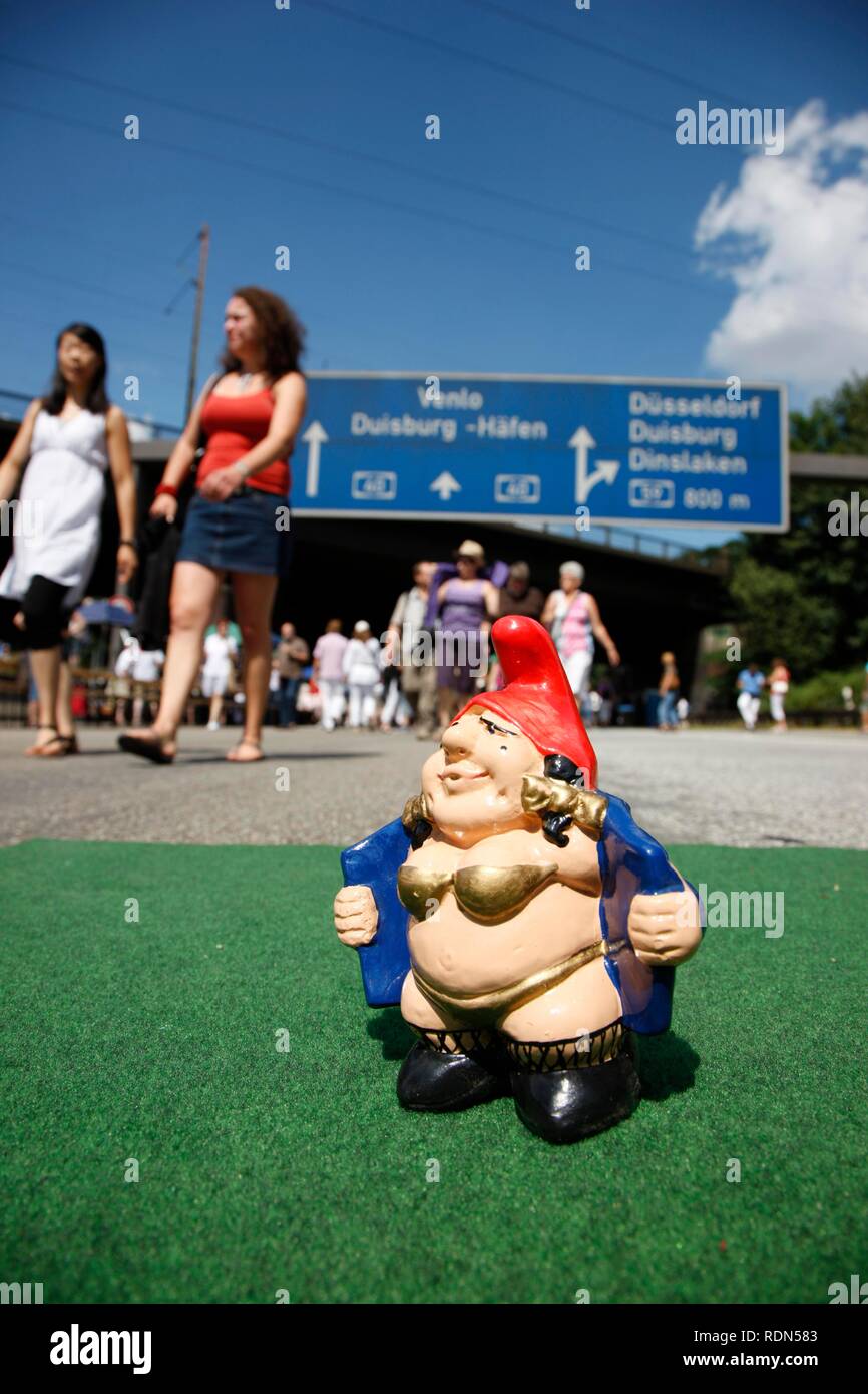 Gartenzwerg, Autobahnkreuz Duisburg-Kaiserberg, Still-Leben Ruhrschnellweg kunst Event auf der Autobahn A40, der größten Veranstaltung der Stockfoto