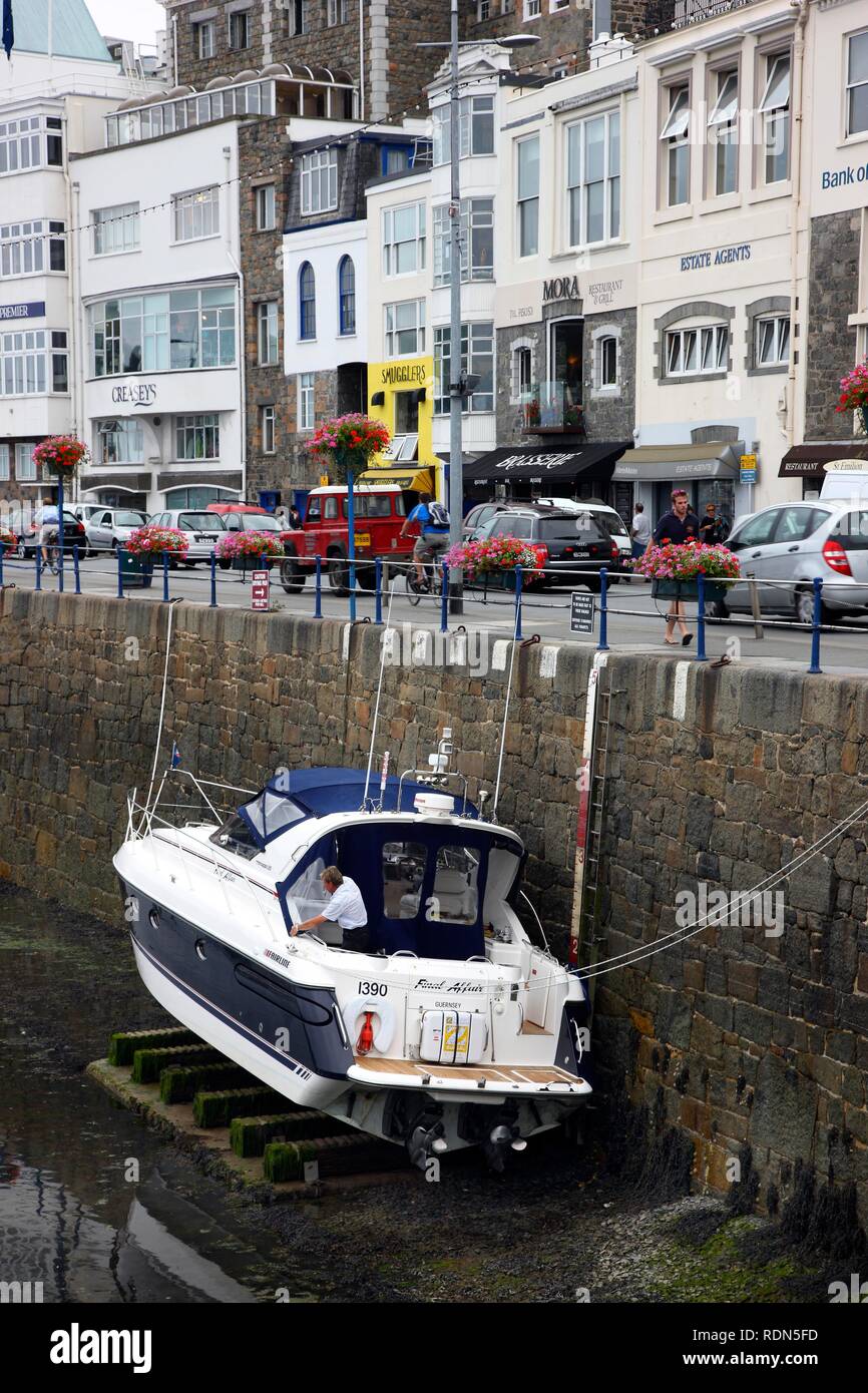 Boot liegend trocknen in der Marina bei Ebbe, dem wichtigsten Hafen, St. Peter Port, Guernsey, Kanalinseln, Europa Stockfoto