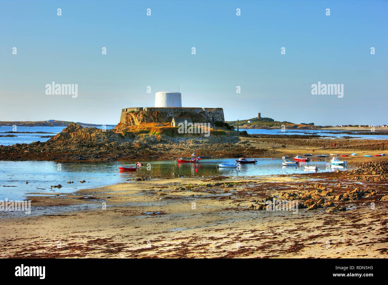 Fort Grey, die heute ein Museum ist, Boote liegen trocken auf dem Meeresgrund bei Ebbe, Rocquaine Bay, Guernsey, Kanalinseln, Europa Stockfoto