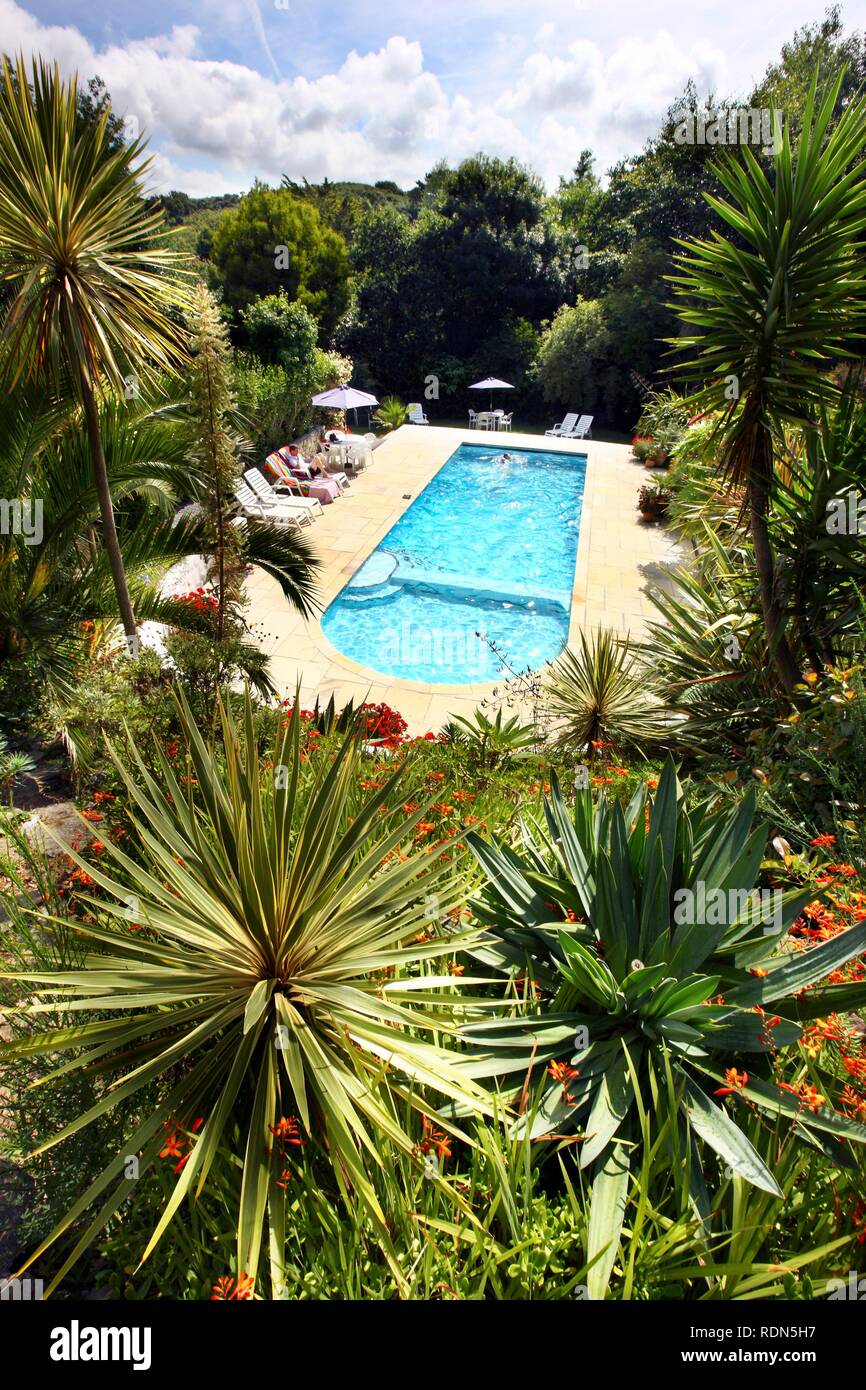 Swimmingpool, holiday cottages, Mille Fleurs Garten, Landschaft, St. Peter's, Guernsey, Kanalinseln, Europa Stockfoto