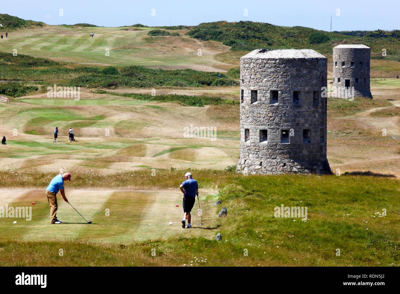 Royal Guernsey Golf Club, Martello-türme, Wachtürme und Wehrtürme im 17. Jahrhundert erbaut, neben der Fairways, bei Stockfoto