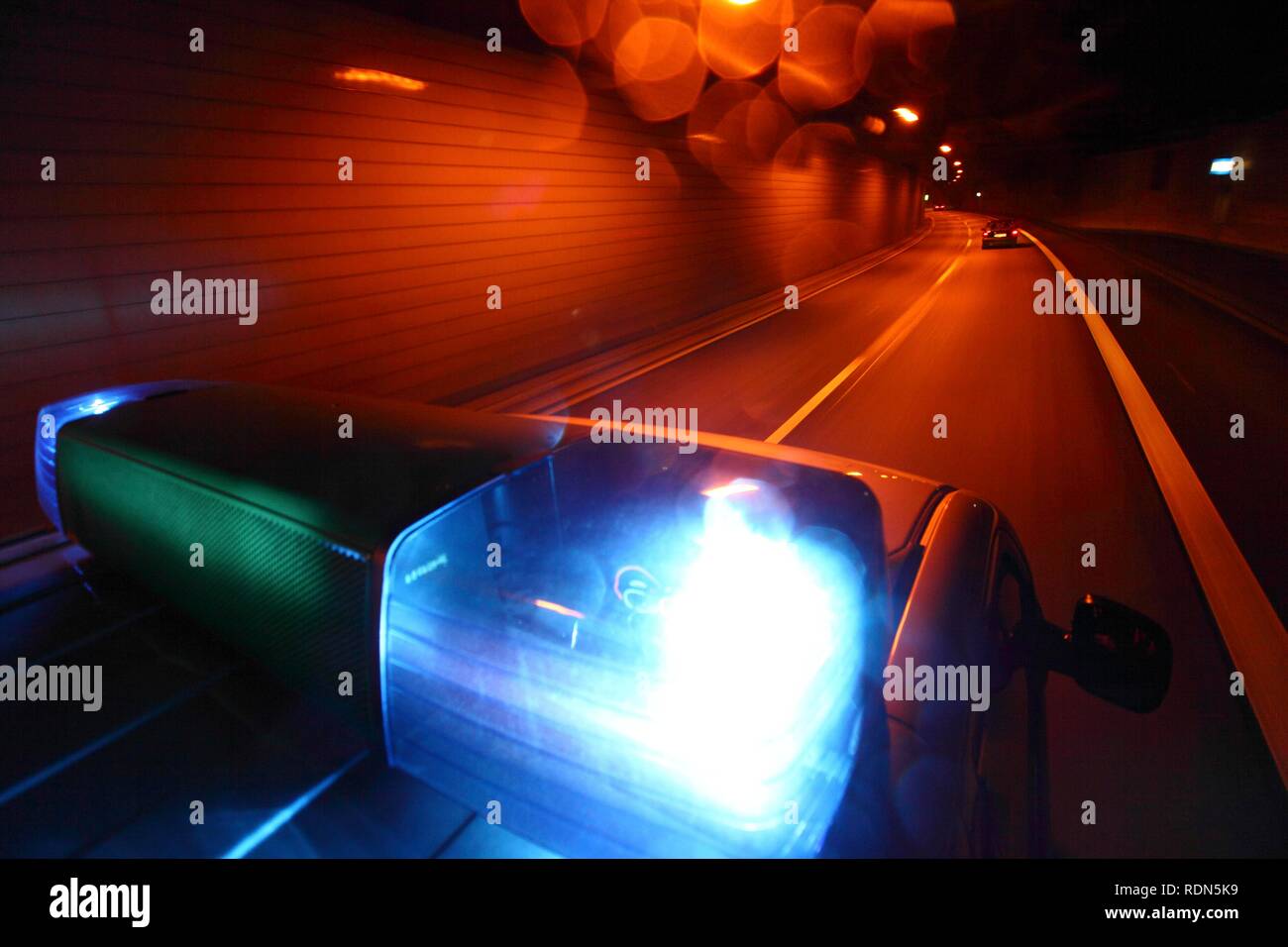 Blaues Licht Antwort fahren, Autobahnpolizei Streifenwagen in einen Straßentunnel, Autobahn A40 oder Ruhrschnellweg, Essen Stockfoto
