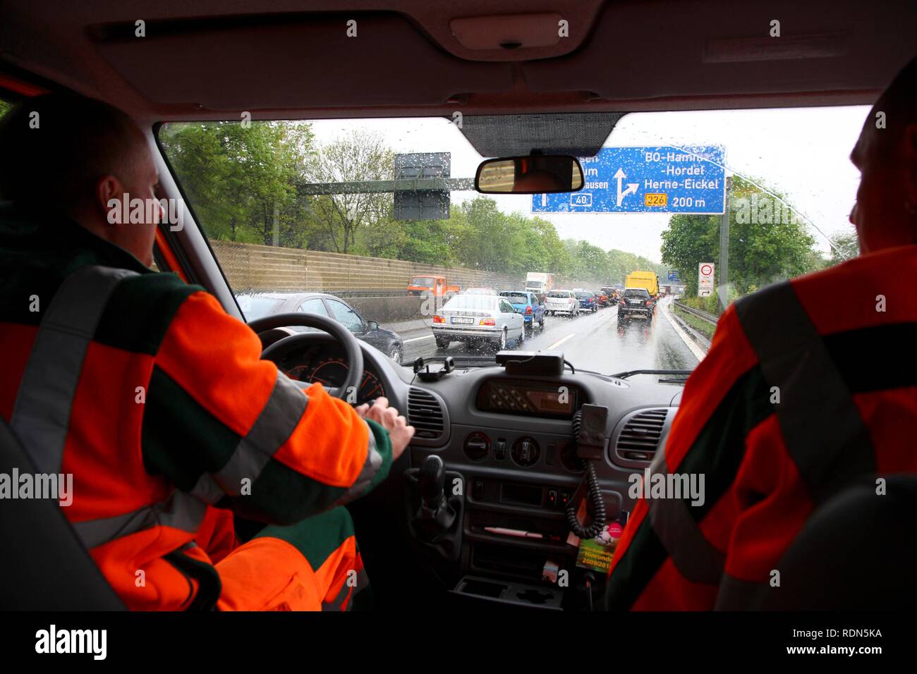 Mitarbeiter des Dortmunder Landstraße Wartung auf der Straße patrouillieren, NRW-Verkehrsministerium, Autobahn A40 oder Ruhrschnellweg Stockfoto