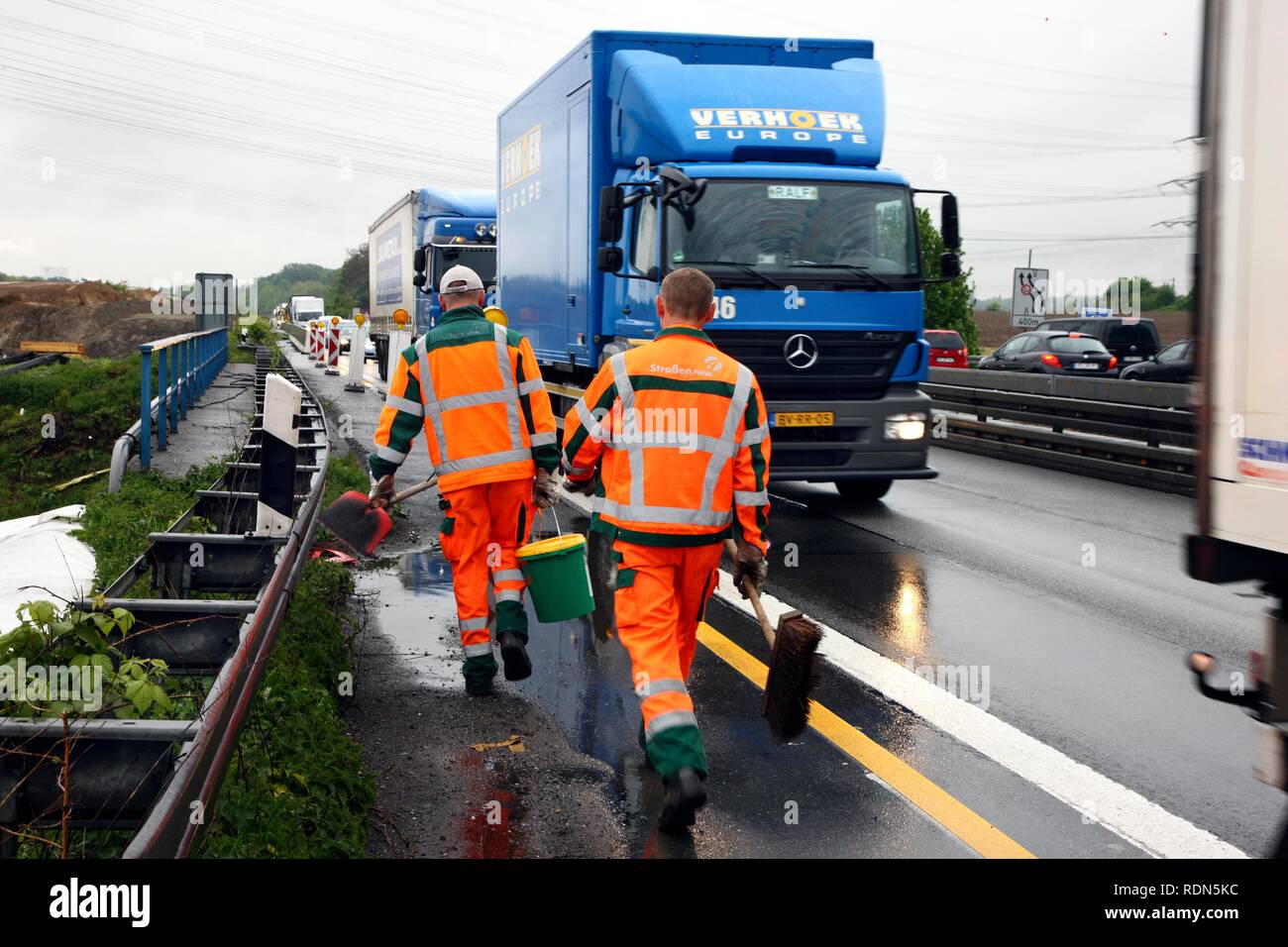Mitarbeiter des Dortmunder Landstraße Wartung auf der Straße patrouillieren, NRW-Verkehrsministerium, Autobahn A40 oder Ruhrschnellweg Stockfoto
