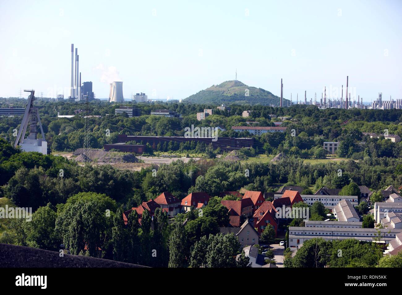 Blick über die buer Bezirk, mit den geschlossenen Hugo Coal Mine, auf der Halde Scholven Haufen, mit dem Kohlekraftwerk Scholven Kohle Stockfoto