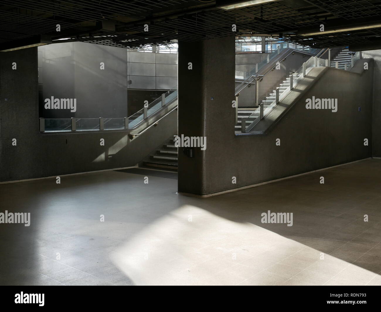 Leere Bahnhofshalle in Canada Water U-Bahn Station in London, England. Stockfoto