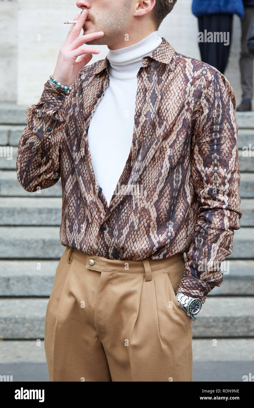 Mailand, Italien - Januar 12, 2019: Mann mit weissen Rollkragenpullover und  braunes Hemd mit Schlange Leder drucken, bevor Frankie Morello fashion  show, Milan Mode Stockfotografie - Alamy