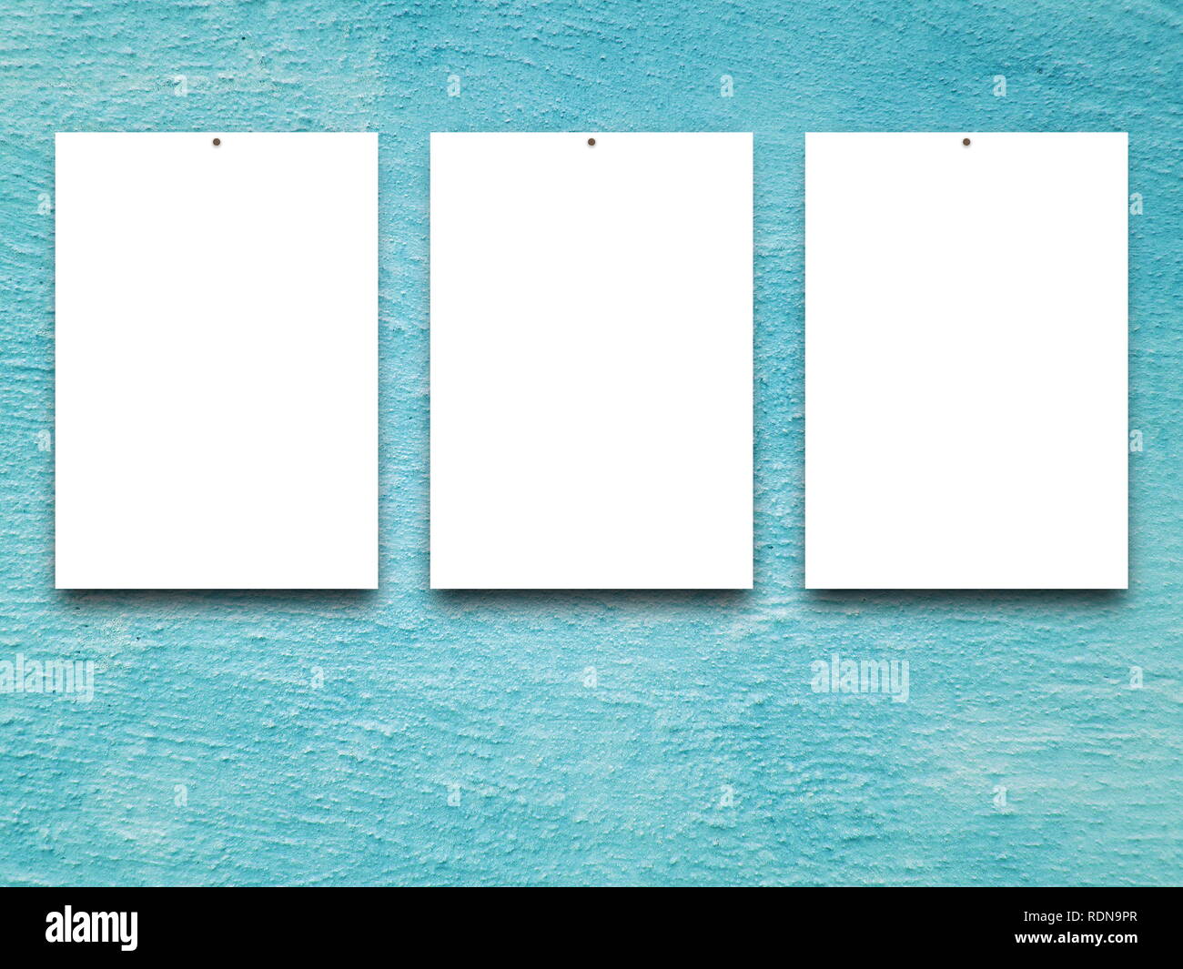Drei leere Frames auf Aqua Beton Wand Hintergrund Stockfoto