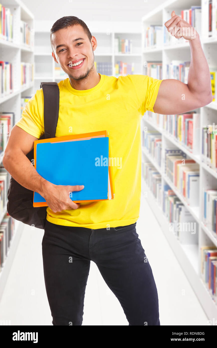 Schüler junge Mann Erfolg erfolgreiche Hochformat starke Macht Bibliothek Bildung Menschen lernen Stockfoto