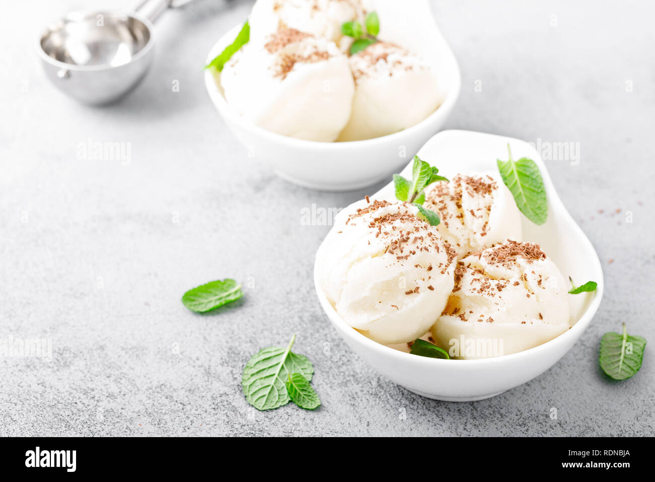 Vanilleeis mit geriebener Schokolade und Minze Stockfoto