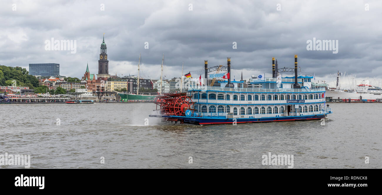 Hamburg, Deutschland - überfahrt Elba Fluss mehrere Male am Tag, Mississippi geformte Boote gehören zu den erfolgreichsten Sehenswürdigkeiten in Hamburg. Stockfoto