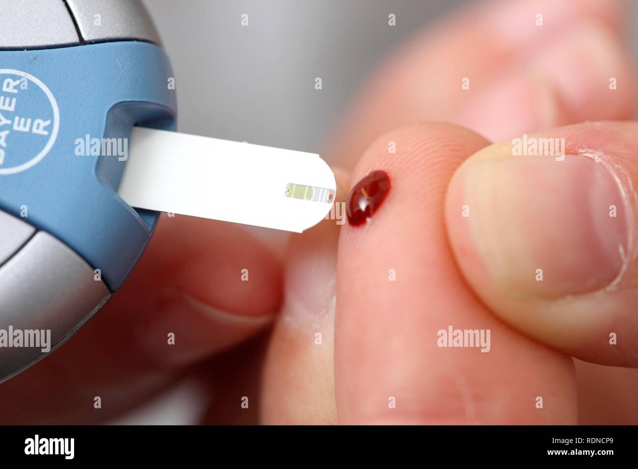 Blutzuckertest eines diabetischen Patienten Stockfoto