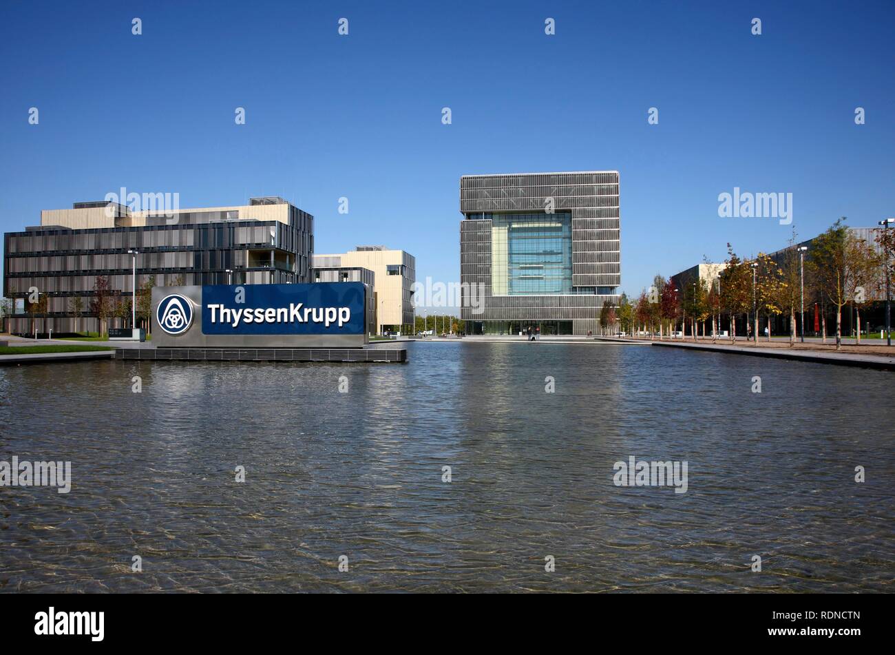 Das würfelförmige Q1 Gebäude, neu errichtete ThyssenKrupp AG Hauptsitz im Westen der Stadt Essen, in der so genannten Krupp-Guertel Bereich Stockfoto