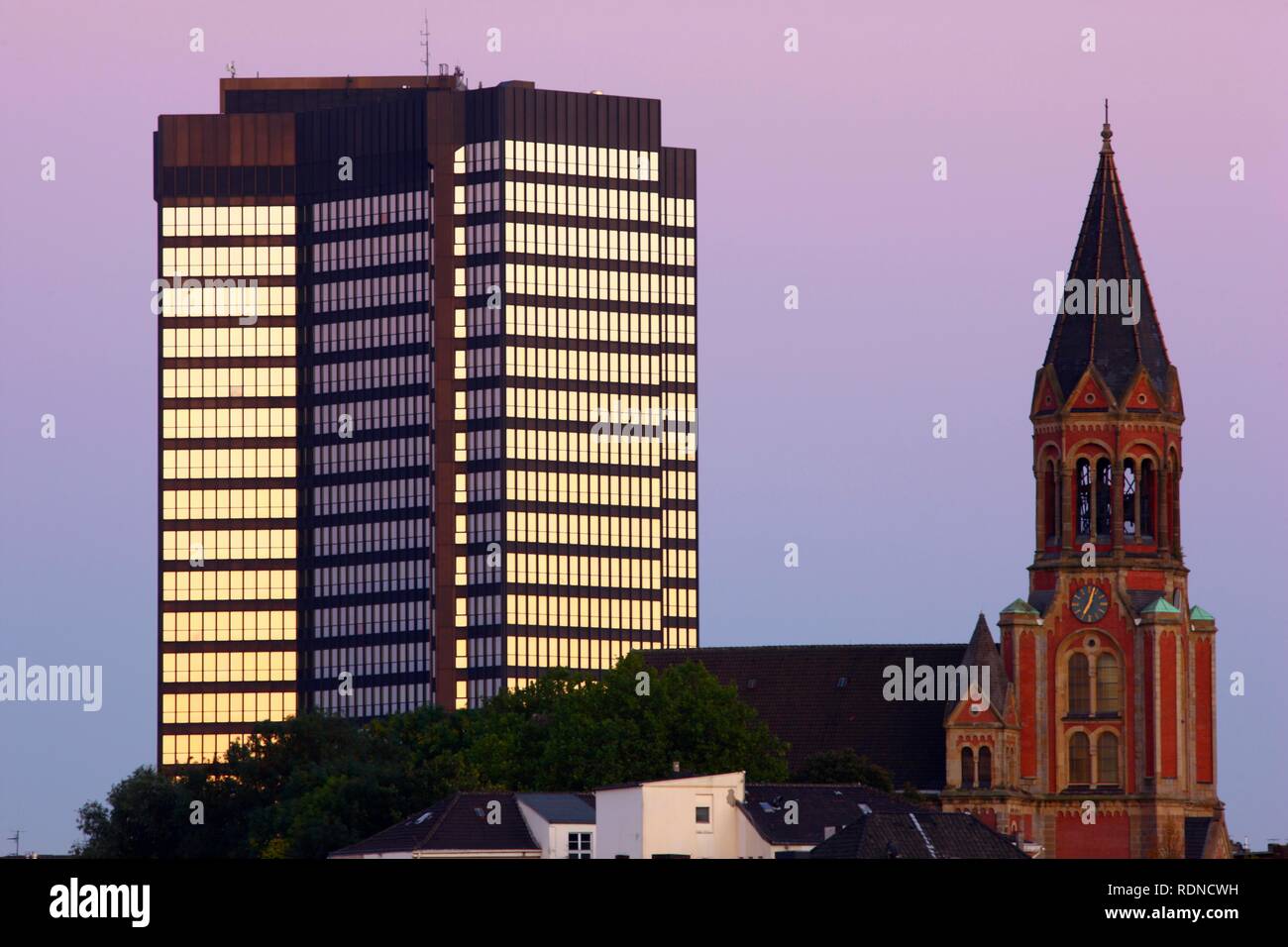 Essener Rathaus und Kirche Kreuzeskirche, Stadtzentrum, Essen, Nordrhein-Westfalen Stockfoto