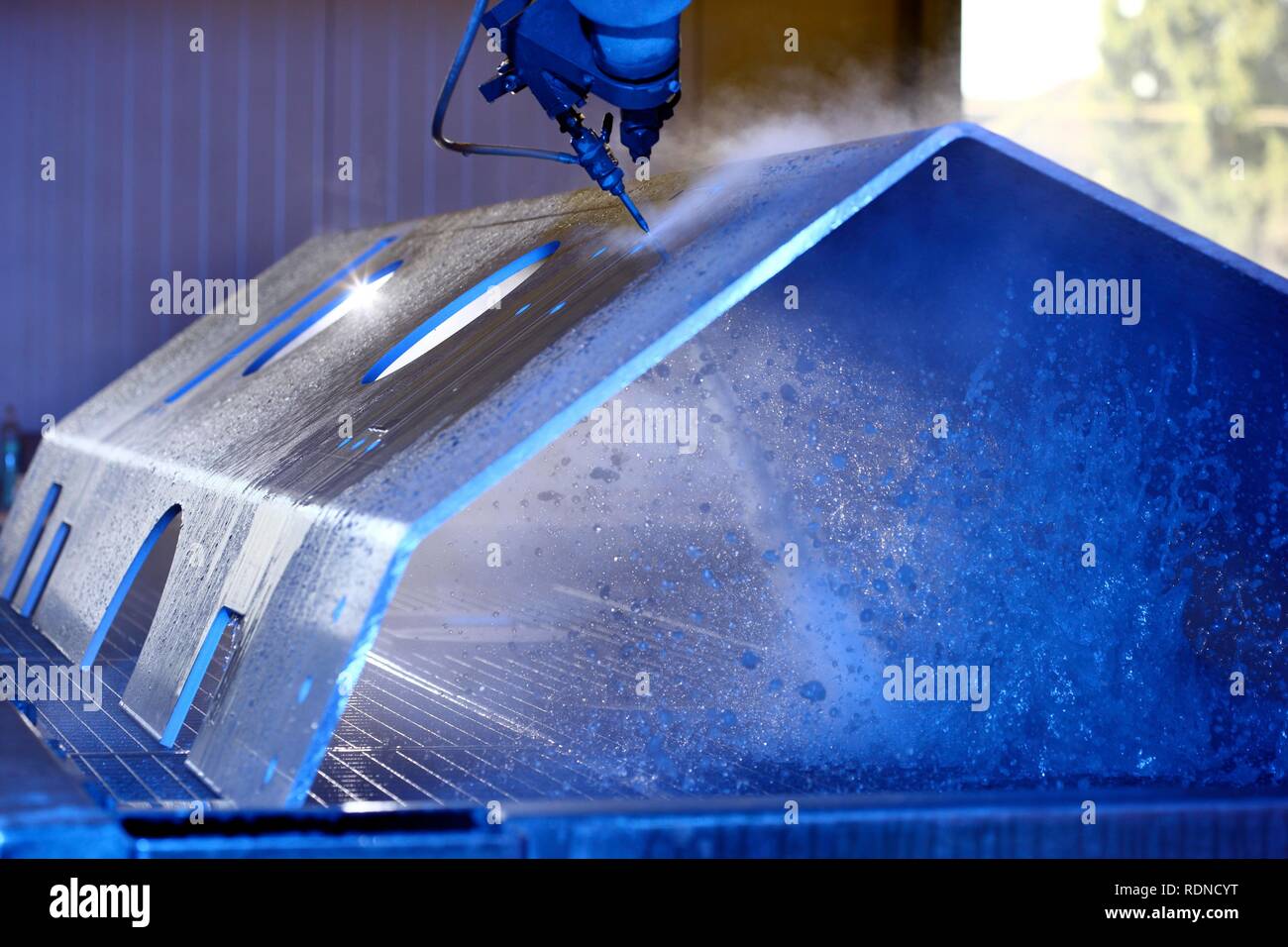 Wasserstrahltechnik, präzise Technologie für das Schneiden von Metall mit einem Hochdruck-wasserstrahl, wo einem scheuernden Material hinzugefügt wird Stockfoto