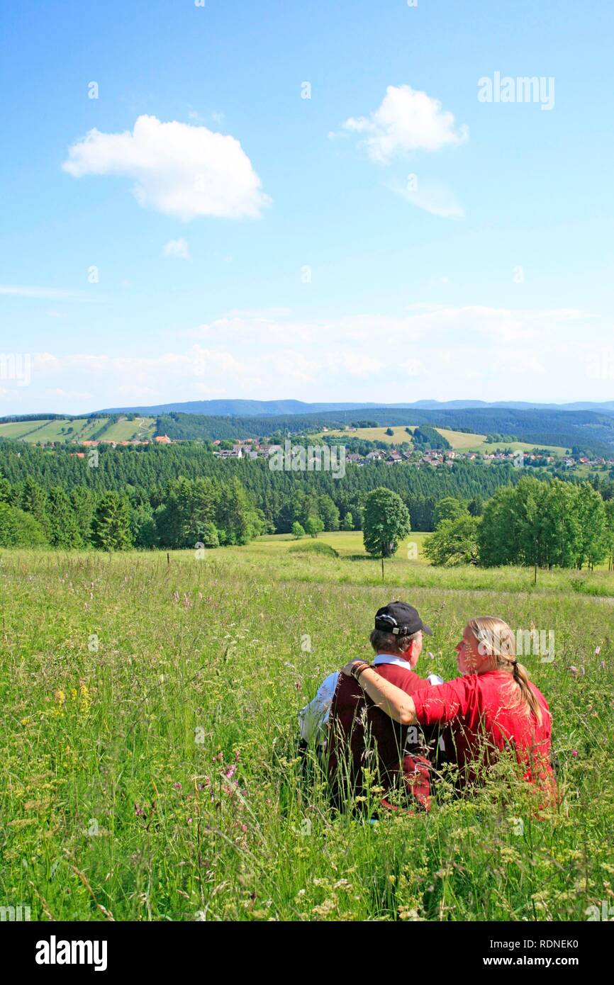 Paar genießt die Aussicht in Richtung Sankt Andreasberg, Harz, Niedersachsen Stockfoto