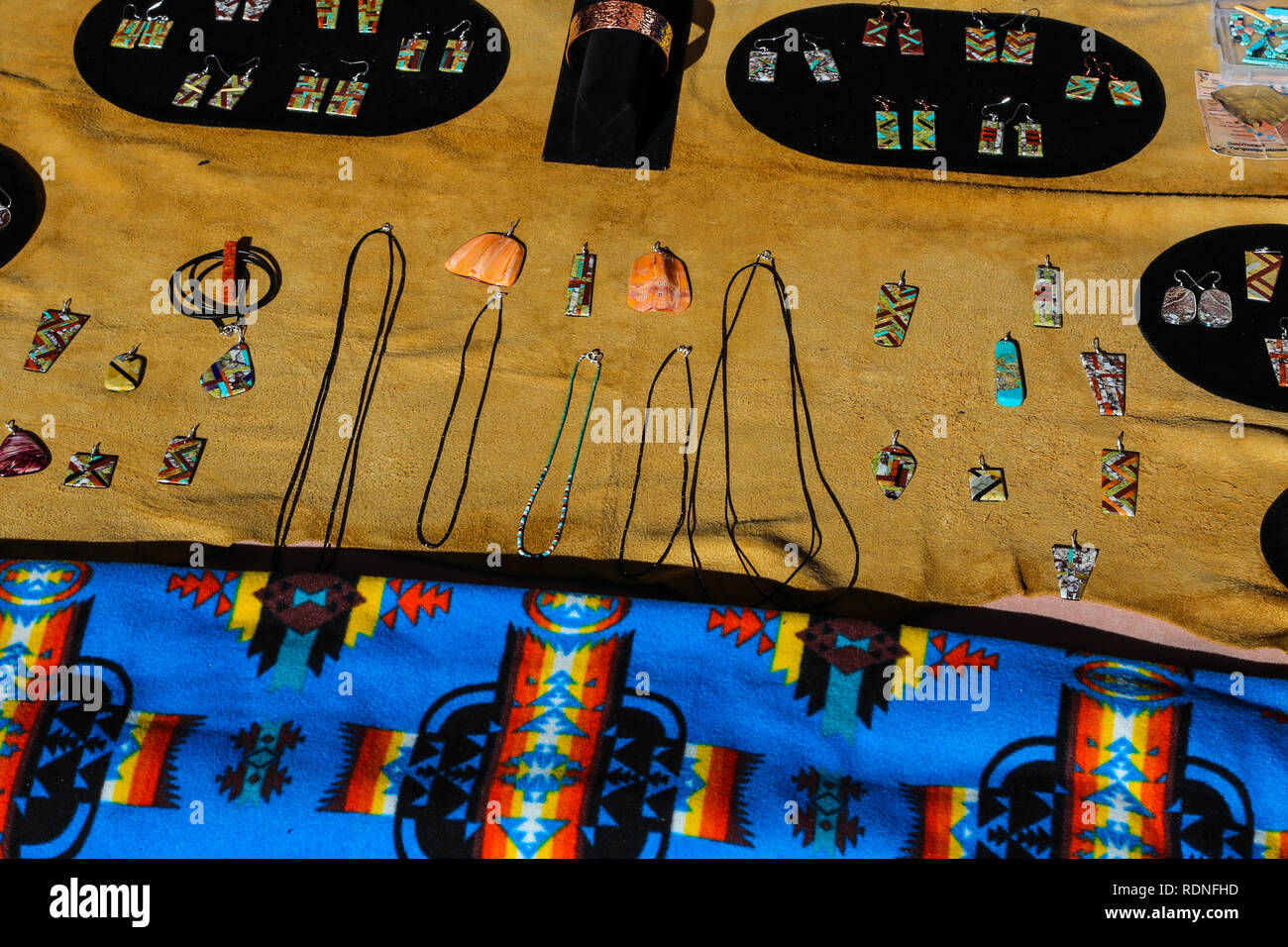 Indianer Schmuck zum Verkauf auf einer Decke Stockfoto