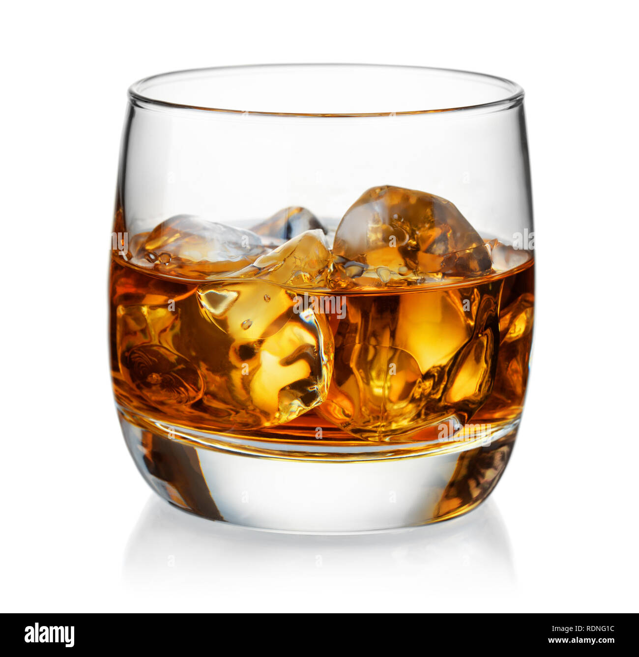 Glas Whisky und Eis isoliert auf weiss Stockfoto