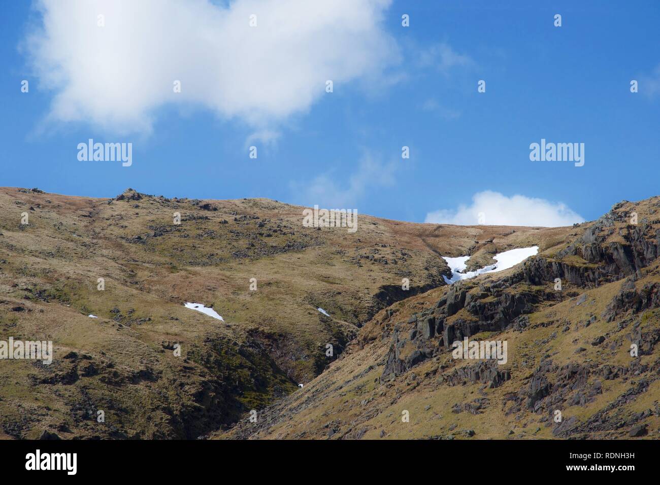 Steilen Tal zwischen Felsen: Mountain Stream (Beck) zwischen Felsen und grünen Heide. Blauer Himmel mit weißen Wolken, Felsen und einige Berggipfel. Sn Stockfoto
