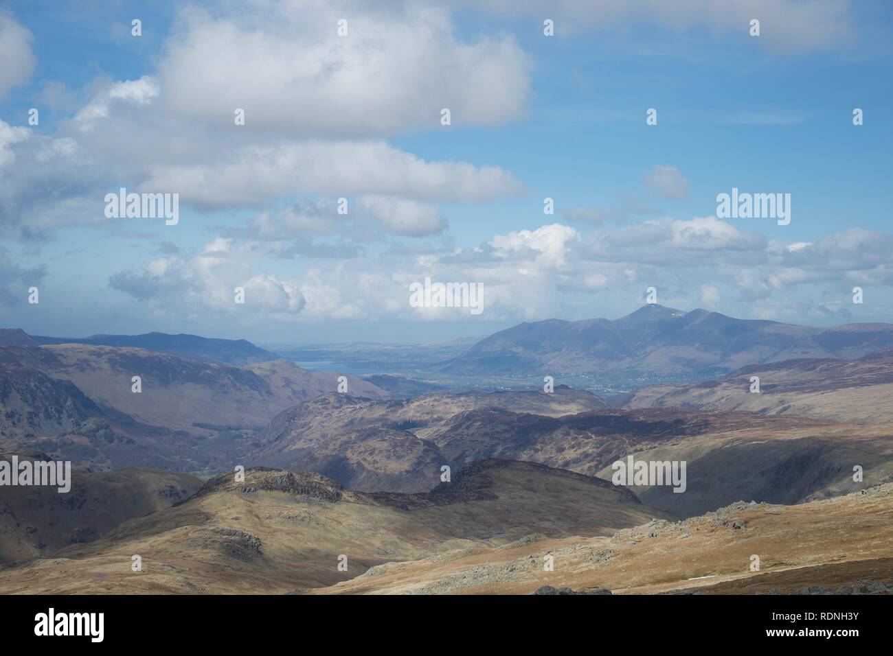 Blick vom Gipfel des Hohen Heben in Cumbria, England (Lake District). Einblicke in Bassenthwaite See und Derwent Water; Skiddaw Gebirgskette. Stockfoto