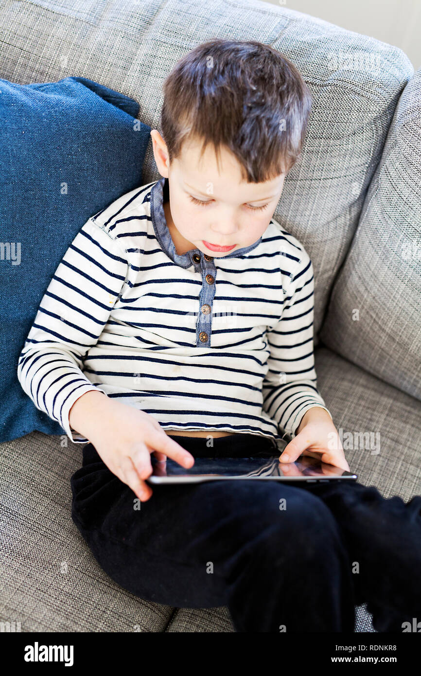 Junge mit einem tablet Stockfoto
