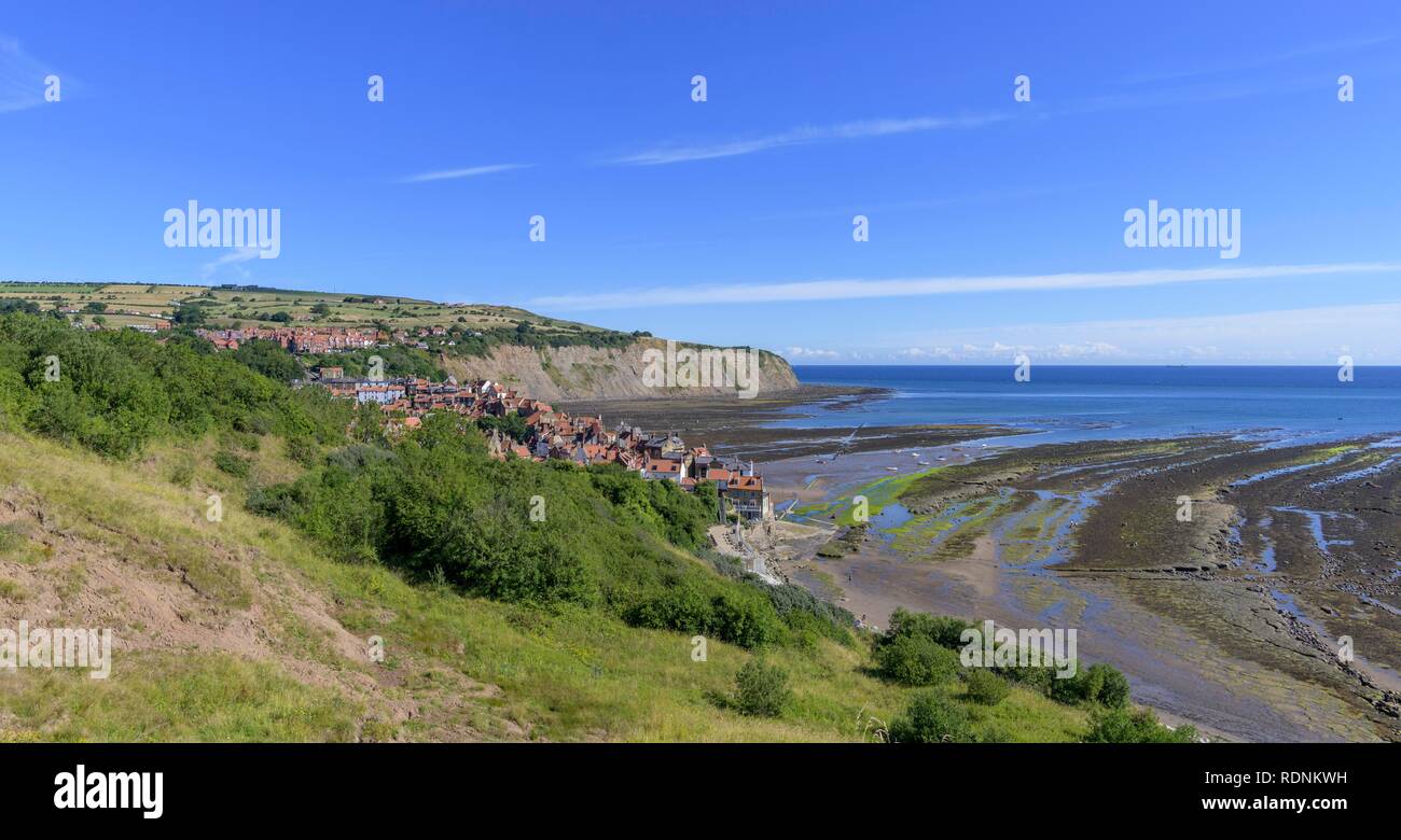 Blick auf das Dorf und die Bucht bei Ebbe, Robin Hood's Bay, England, Vereinigtes Königreich Stockfoto