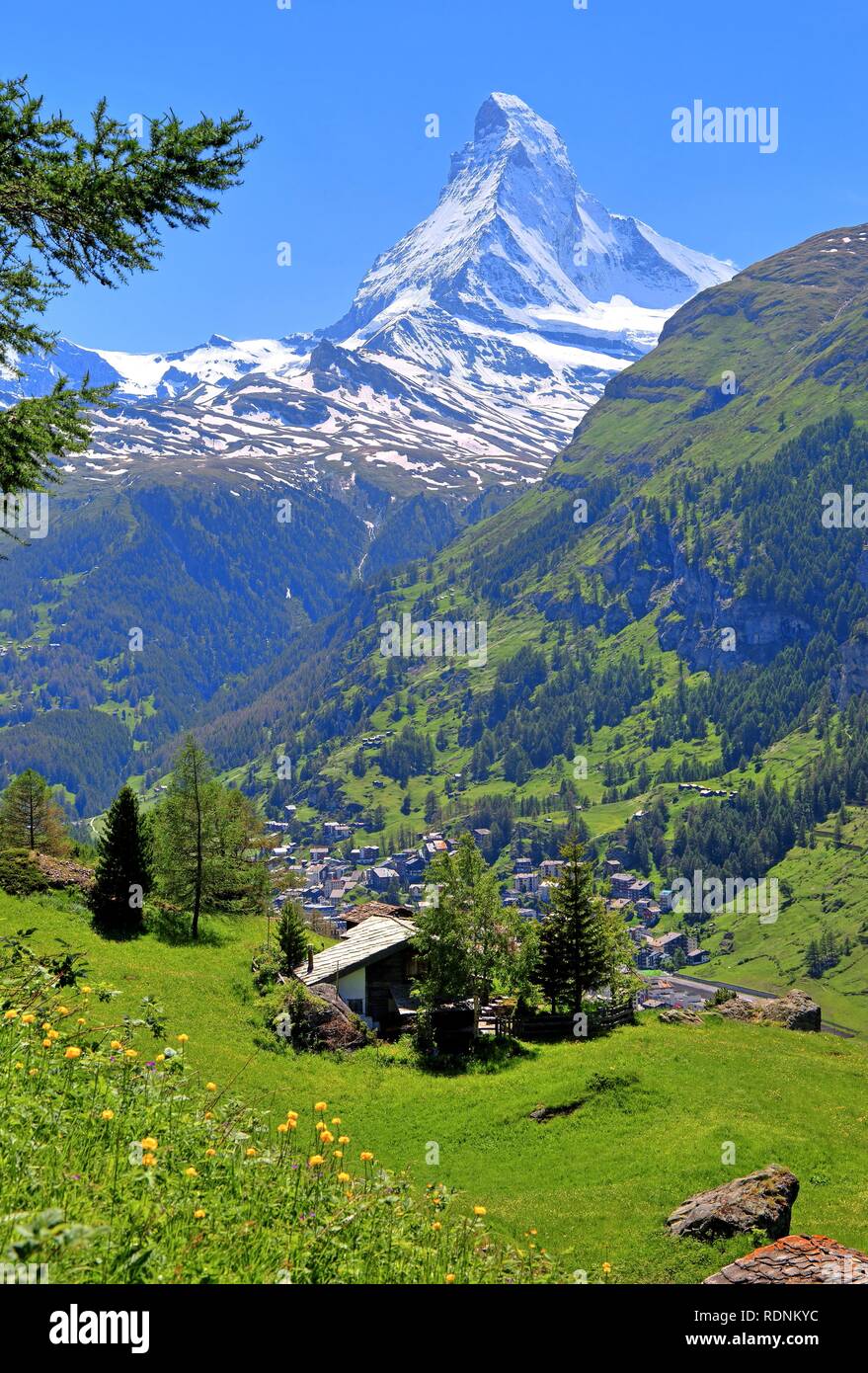 Berghaus in den Weiler mit Blick aufs Matterhorn 4478 m, Zermatt, Mattertal, Wallis, Schweiz Ried Stockfoto