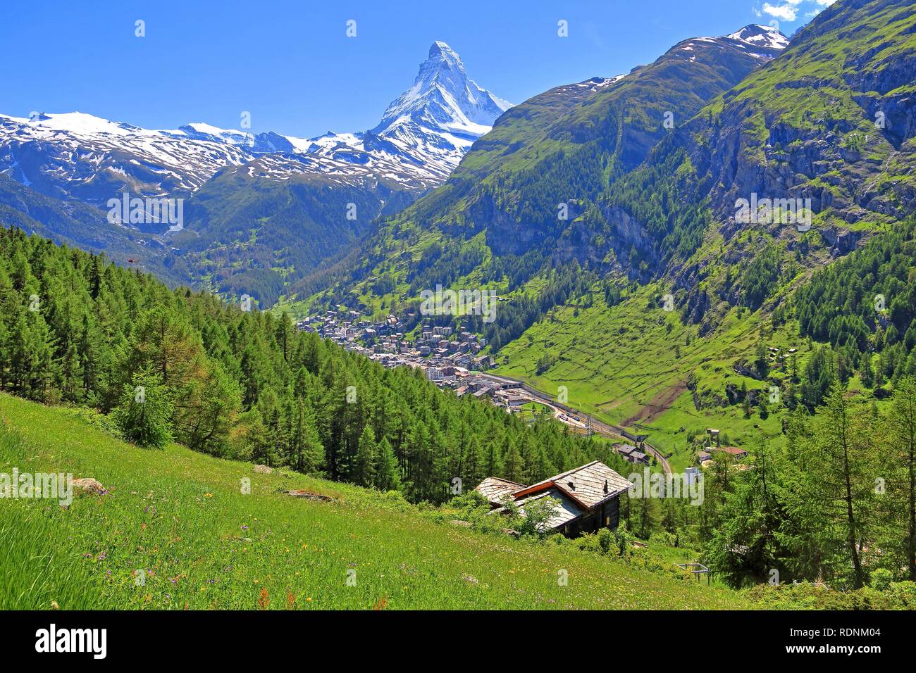 Berghaus in den Weiler mit Blick aufs Matterhorn 4478 m, Zermatt, Mattertal, Wallis, Schweiz Ried Stockfoto