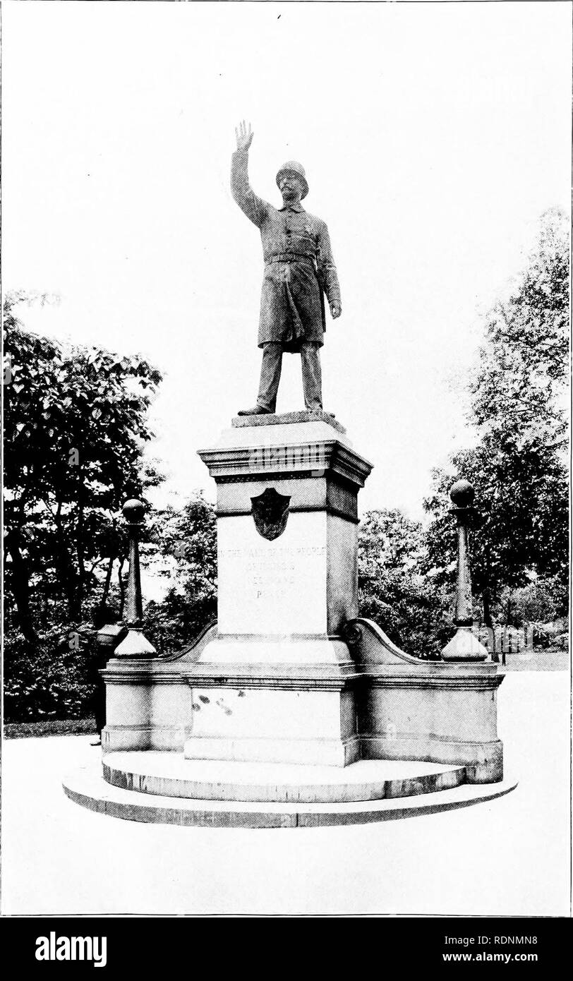 . Der Westen Parks und Boulevards von Chicago. Parks. STATUE ZUM GEDENKEN AN DIE HAYMARKET RIOT der Union Park 1886 - 1892. Bitte beachten Sie, dass diese Bilder sind von der gescannten Seite Bilder, die digital für die Lesbarkeit verbessert haben mögen - Färbung und Aussehen dieser Abbildungen können nicht perfekt dem Original ähneln. extrahiert. Chicago (Ill. ) West Chicago Park Kommissare. [Chicago Stockfoto