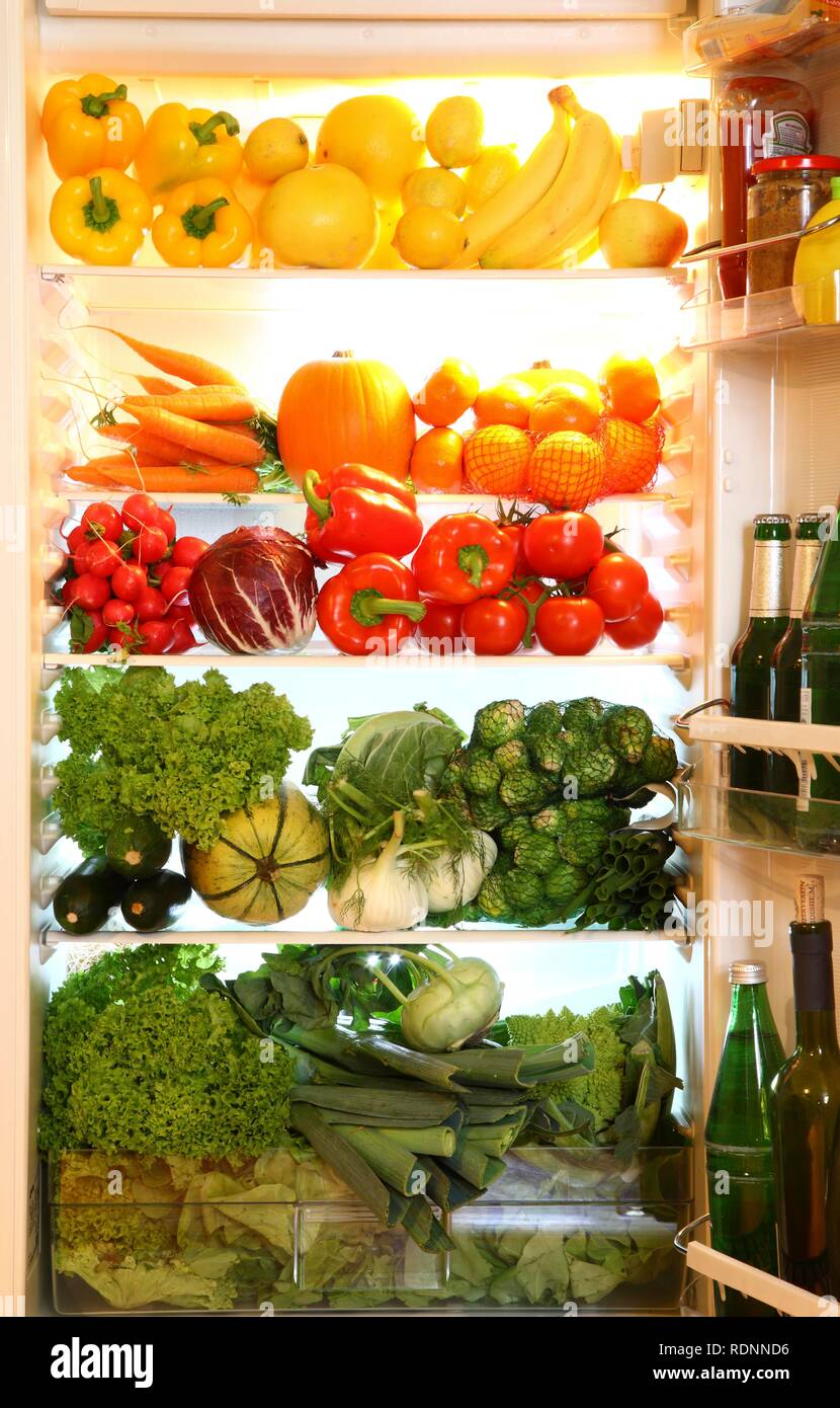 Kühlschrank mit verschiedenen Arten von Obst und Gemüse gefüllt Stockfoto