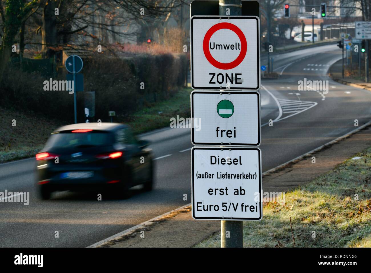 Verkehrsschild, erste große städtische diesel Verbot vom 01.01.2019, ab Euro 5/V frei, ausgenommen Lieferverkehr, low emission zone Stockfoto