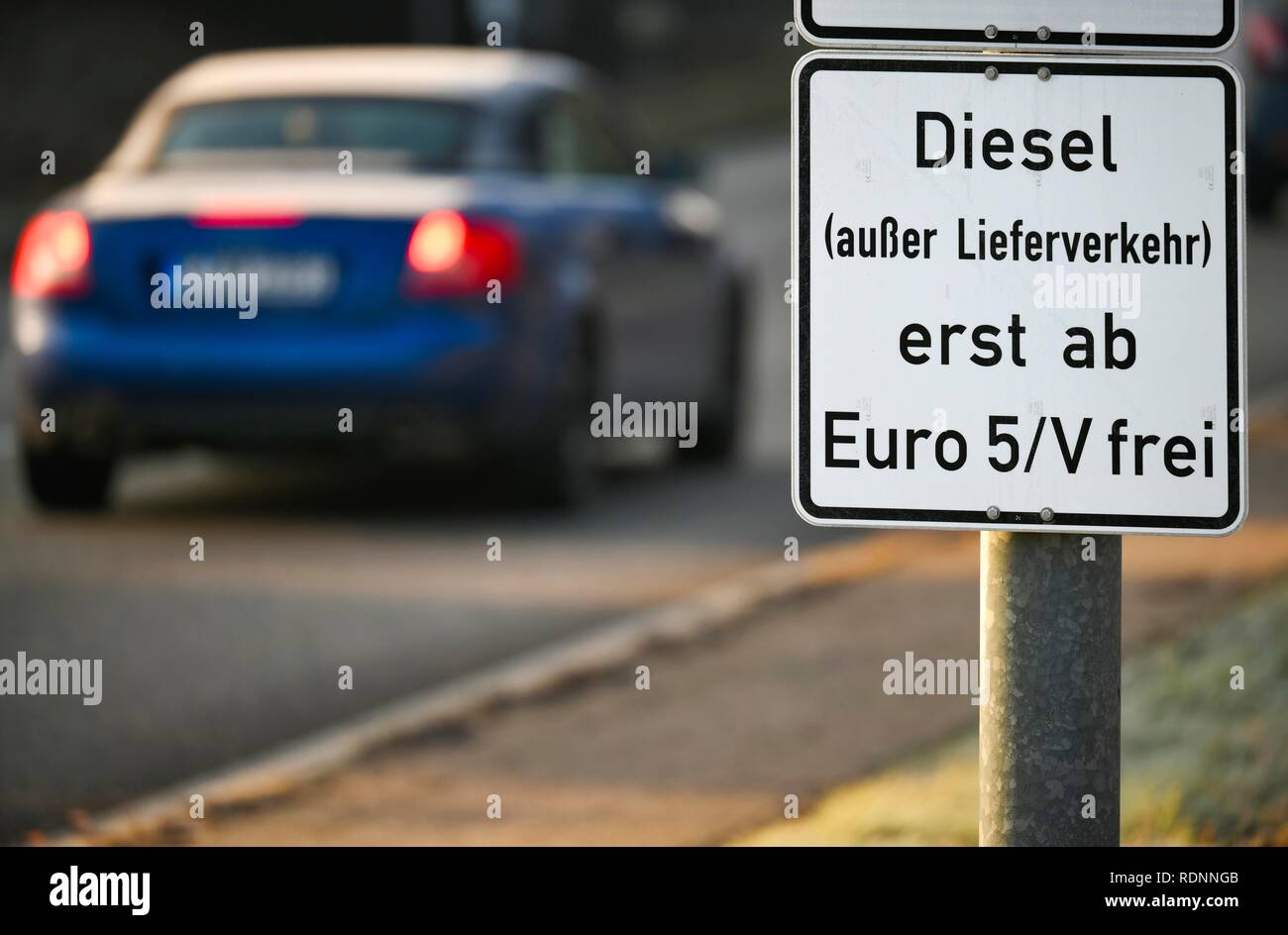 Verkehrsschild, erste große städtische diesel Verbot vom 01.01.2019, ab Euro 5/V frei, ausgenommen Lieferverkehr, low emission zone Stockfoto