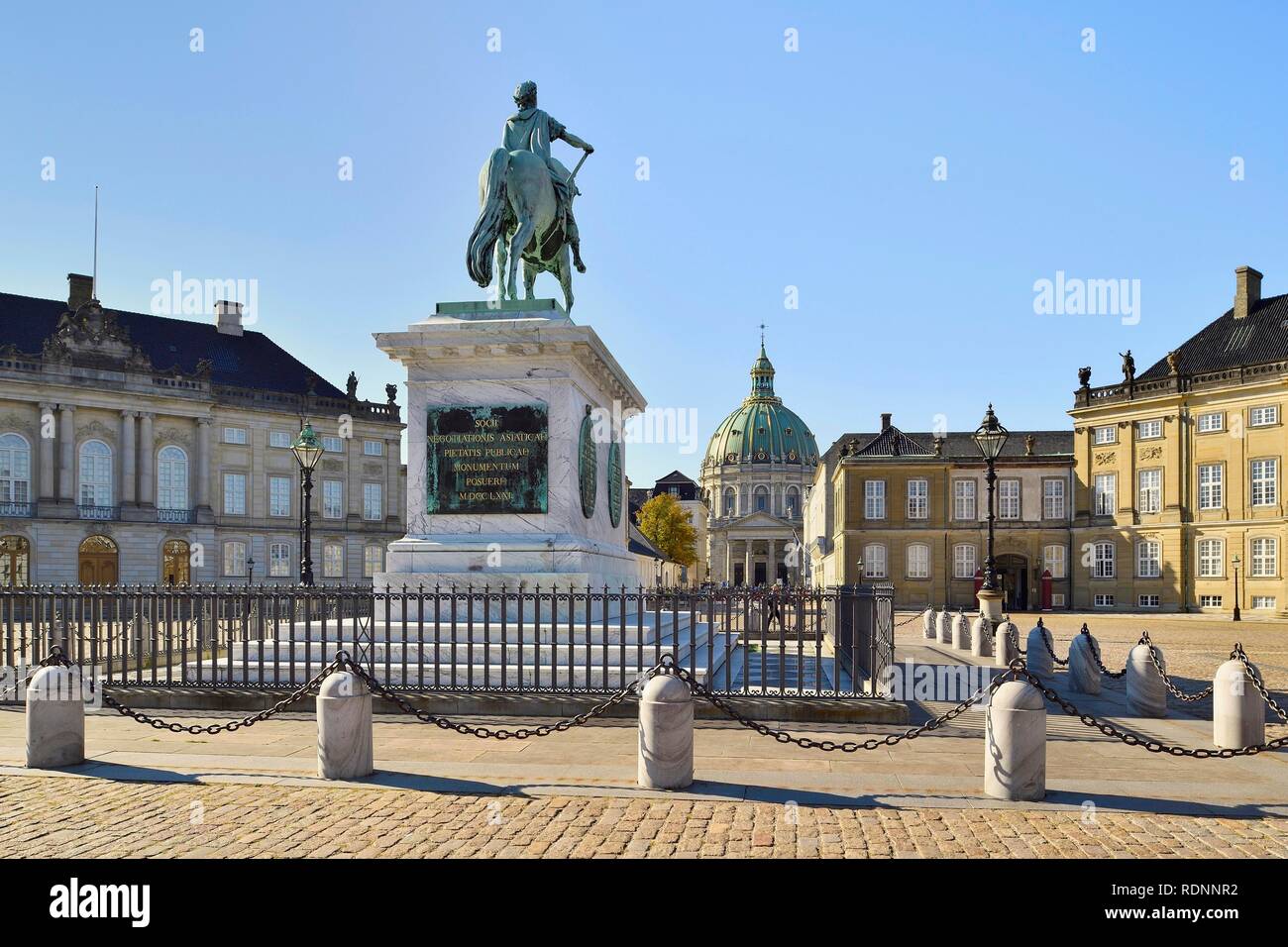 Frederik V reiterstatue vor Schloss Amalienborg und Marmor Kirche oder Frederik Kirche, Kopenhagen, Dänemark Stockfoto