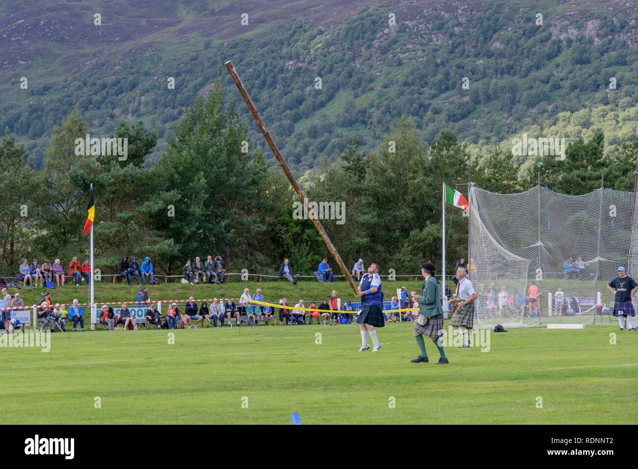 Werfen der Caber, Highland Games, Aviemore, Schottland, Vereinigtes Königreich Stockfoto