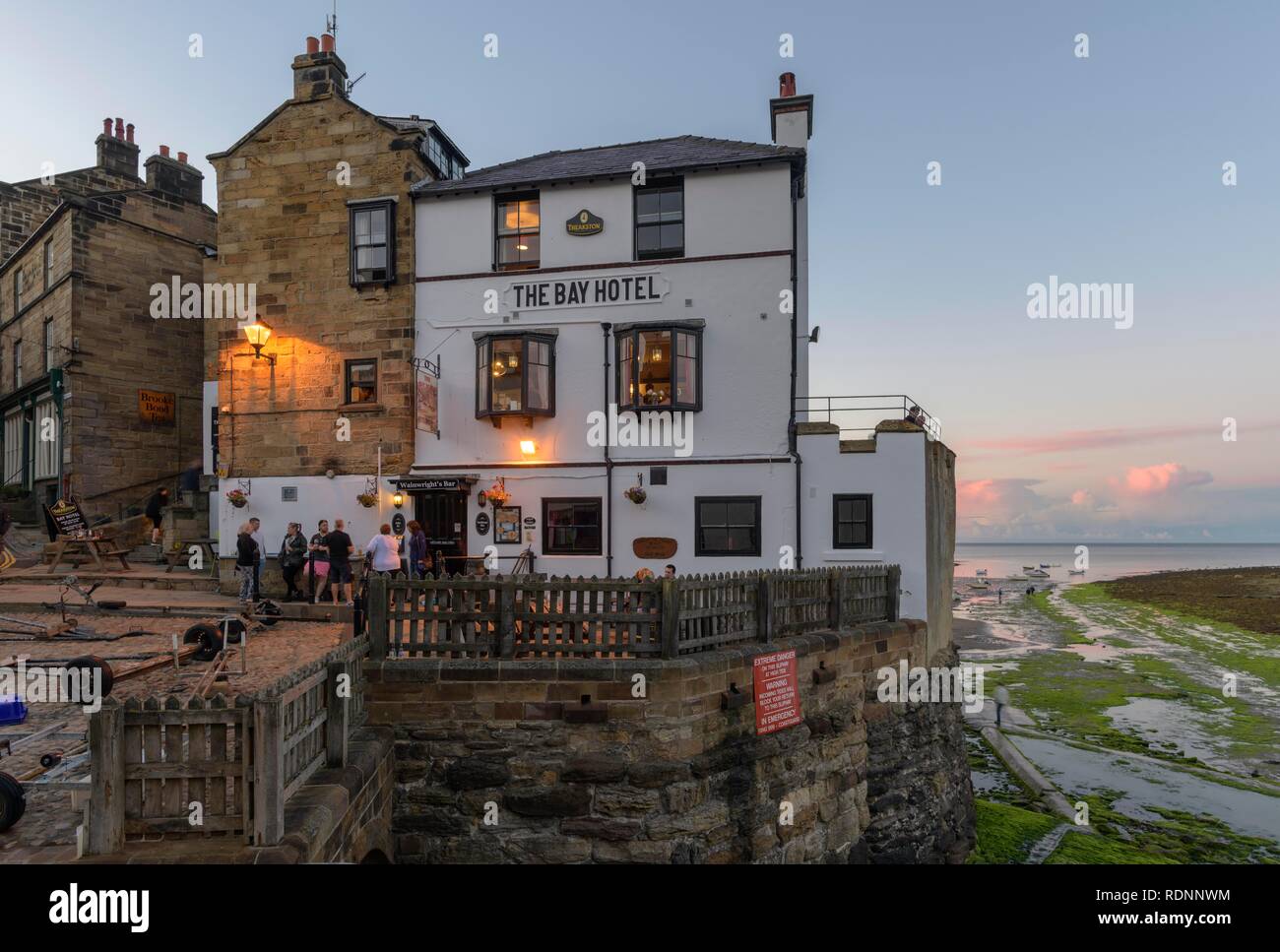 The Bay Hotel und Pub, Robin Hood's Bay, England, Vereinigtes Königreich Stockfoto