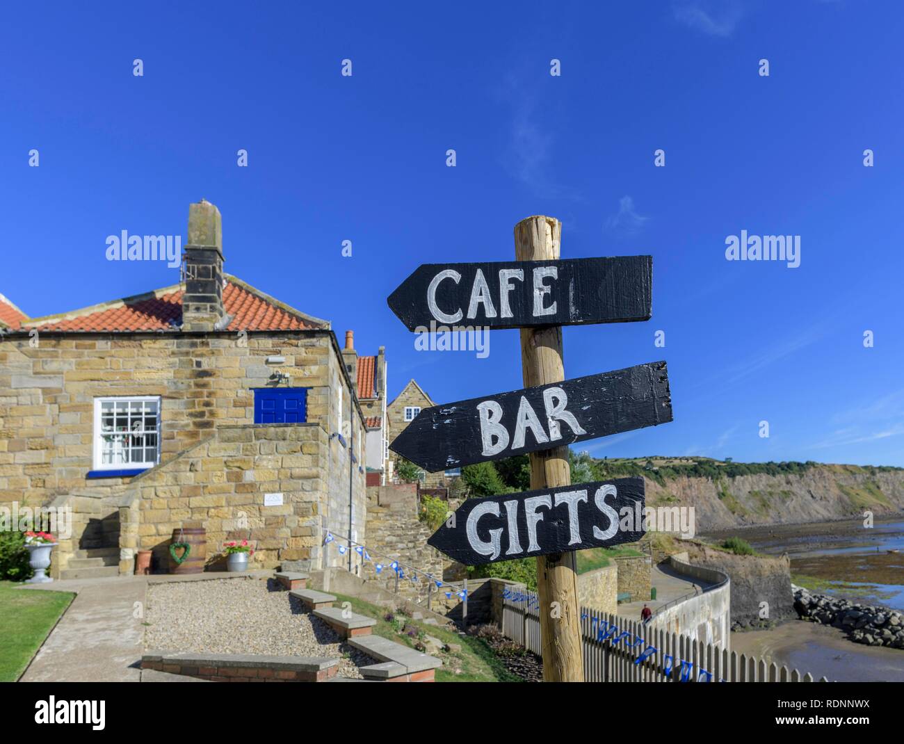 Schild Cafe Bar Geschenke, Robin Hood's Bay, England, Vereinigtes Königreich Stockfoto