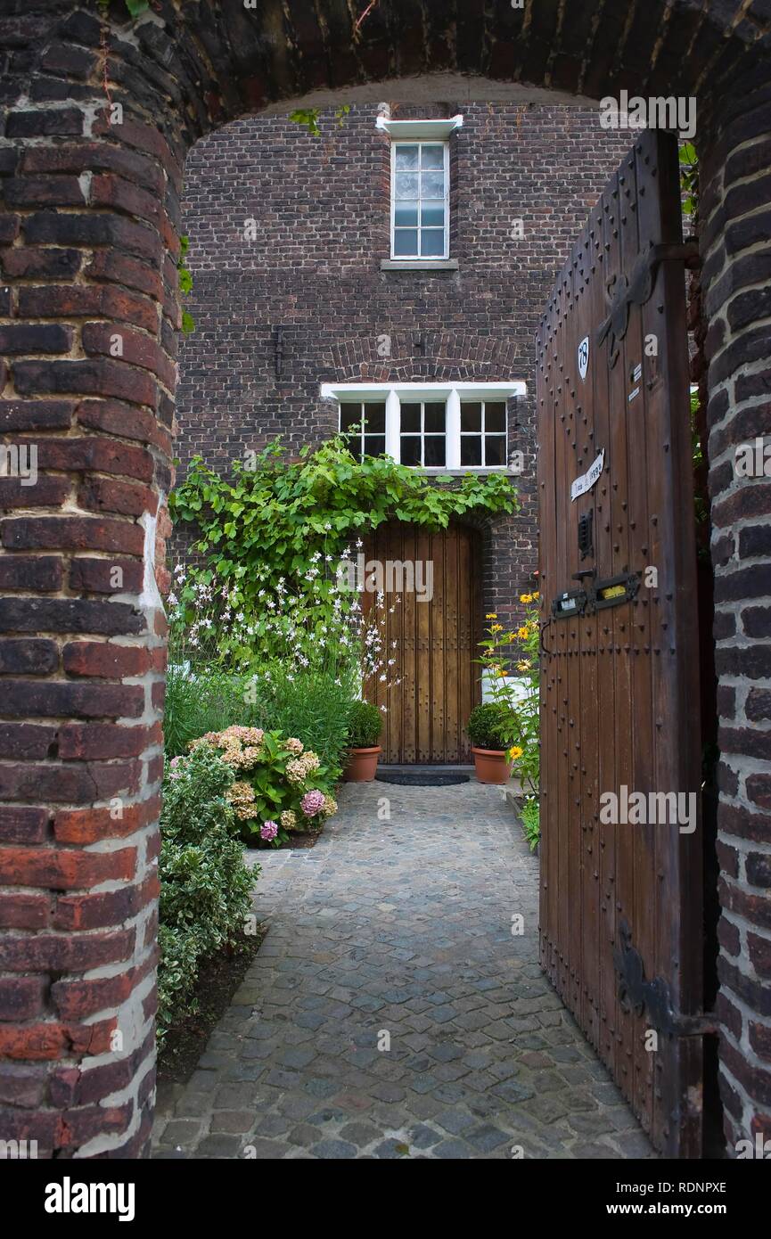 Haustür, Sint Amandsberg Beginenhof, UNESCO-Weltkulturerbe, Kirche, Gent, Belgien, Europa Stockfoto