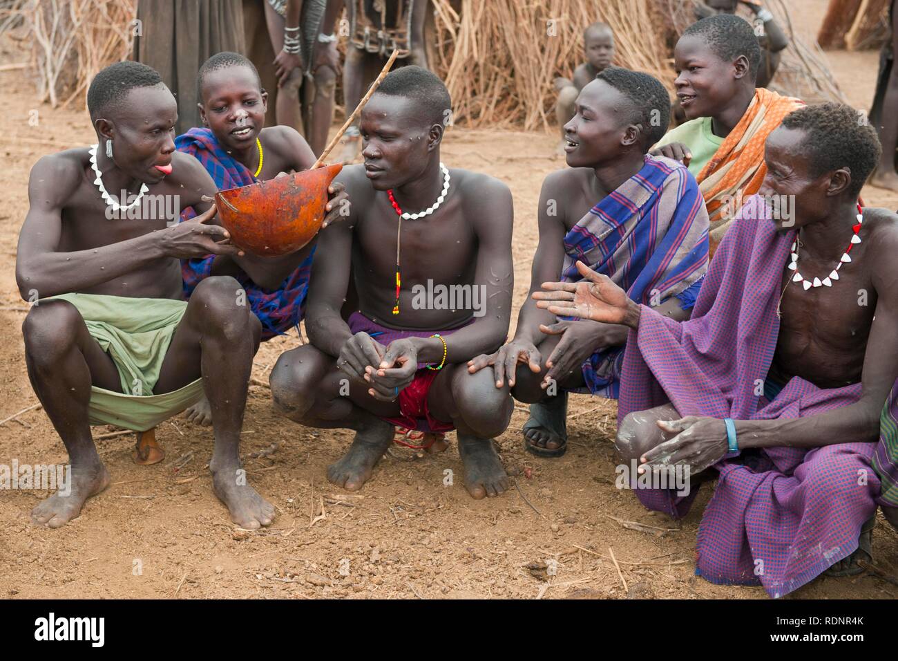 Nyangatom, bume oder Buma Männer, die eine Kalebasse der Kuh, Blut, Omo Valley, Äthiopien, Afrika Stockfoto