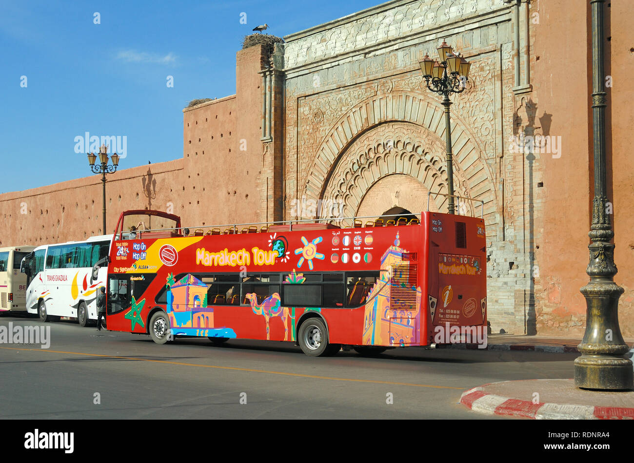 Bus, Reisebus oder Tour Bus & Bab Agnaou City Gate oder Stadttor Marrakech oder Marrakesch Marokko Stockfoto