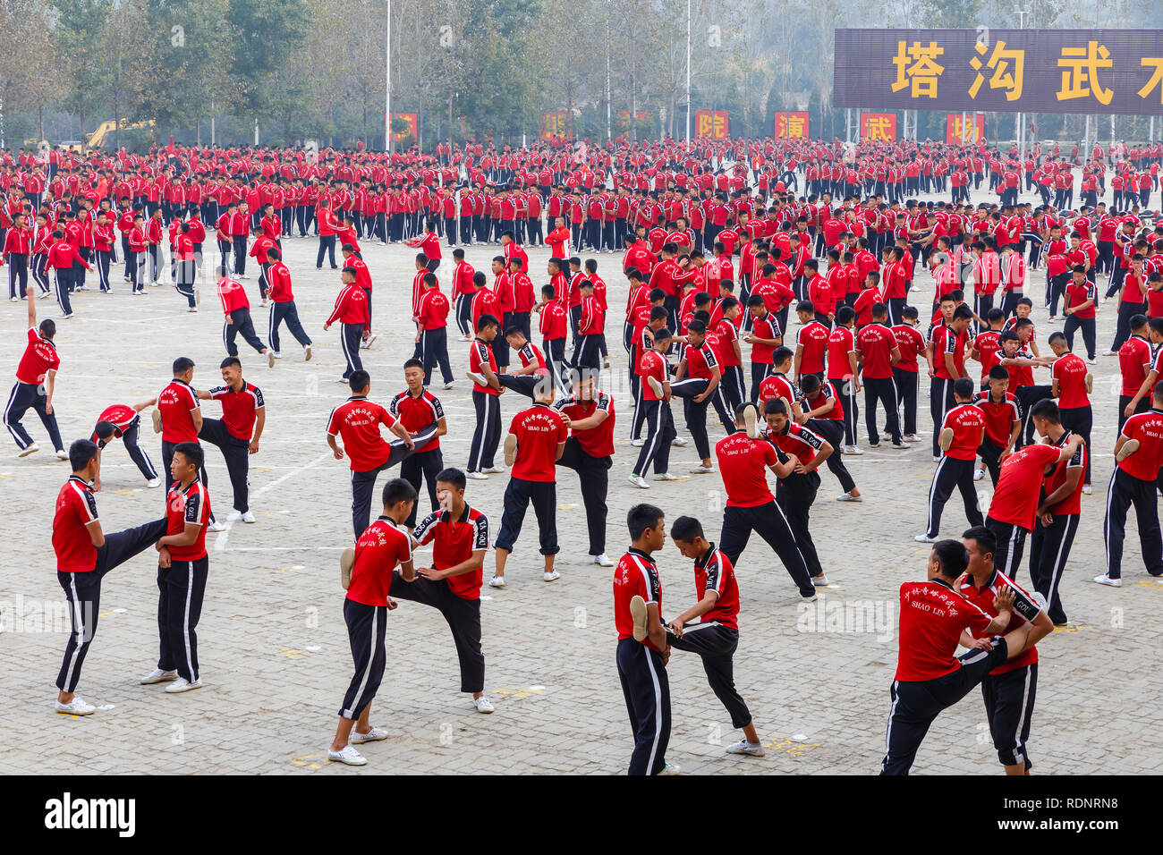 Dengfeng, China - Oktober 16, 2018: Schüler der Martial Arts School warm up vor dem Training. Shaolin Tempel. Stockfoto