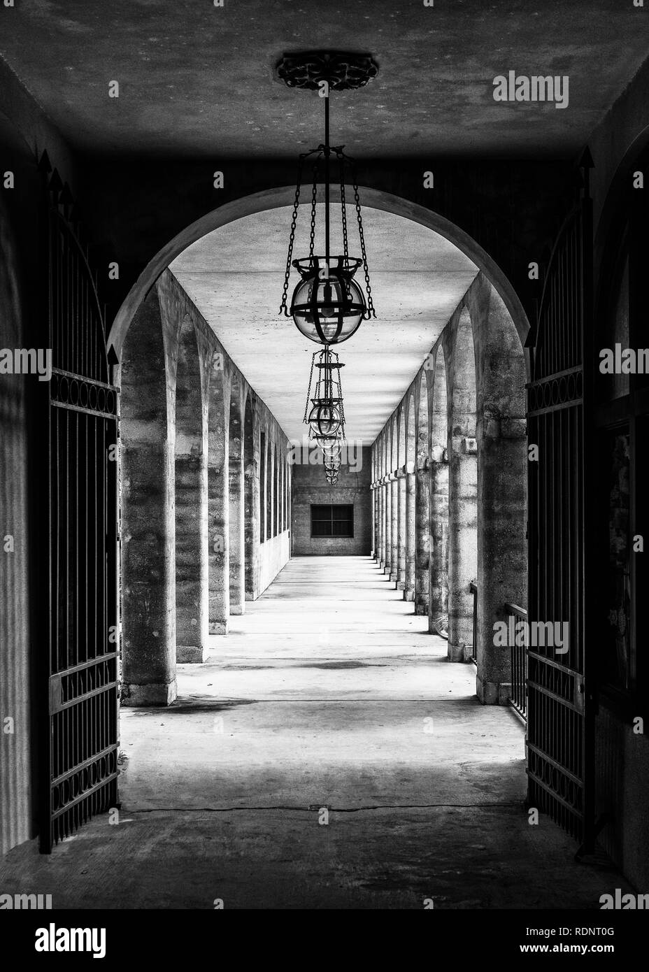 Flur mit Spalten außerhalb des Lightner Museum, ursprünglich der Alcazar Hotel, in der King Street in St. Augustine, Florida Stockfoto